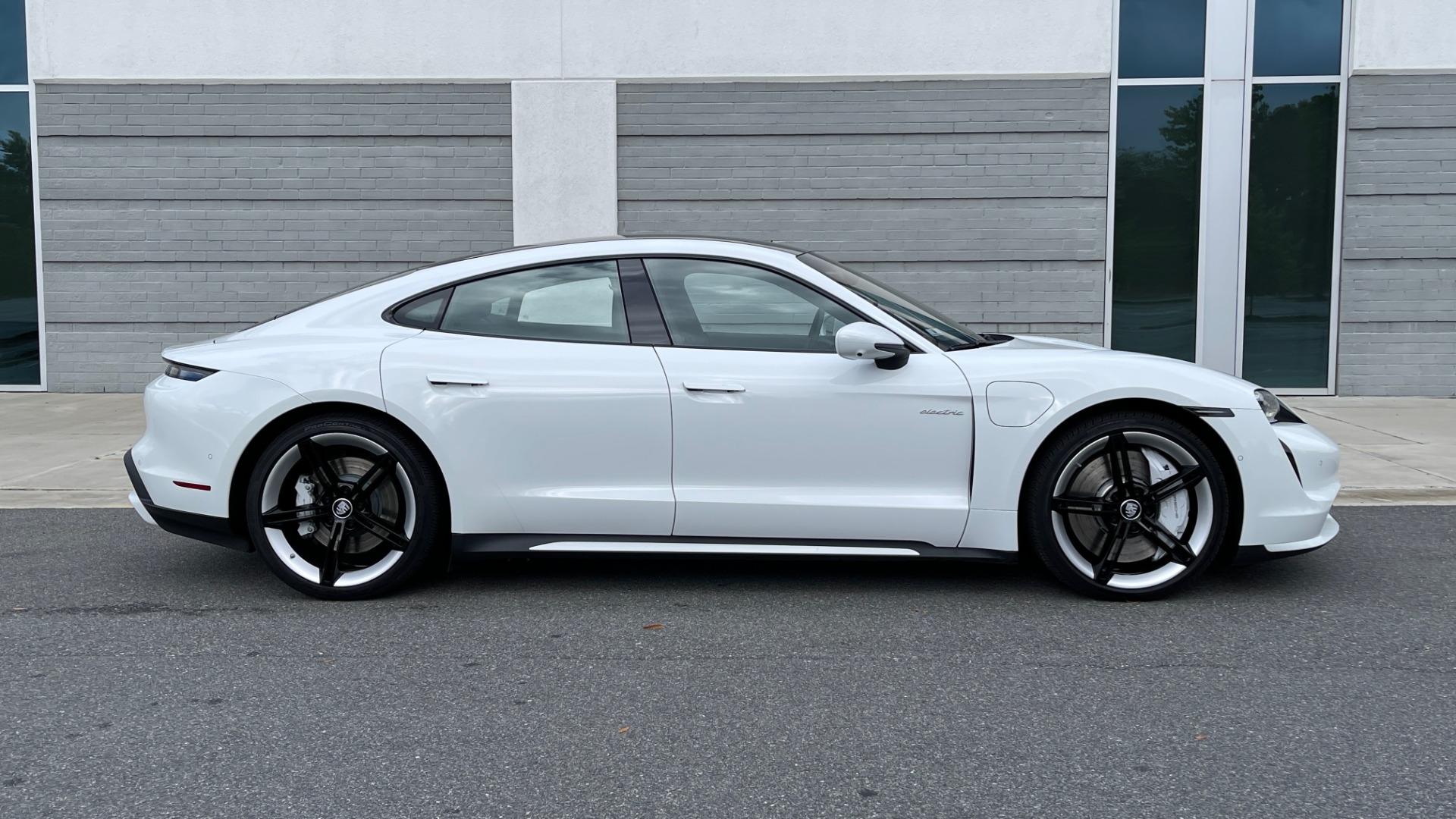 Used 2020 Porsche TAYCAN TURBO SEDAN / AWD / NAV / BOSE / PANO-ROOF / LCA / SURROUND VIEW for sale $162,995 at Formula Imports in Charlotte NC 28227 6