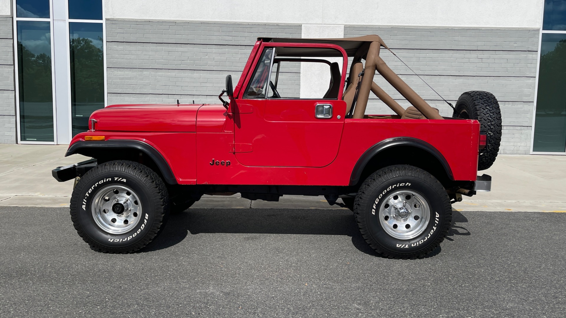 Used 1986 Jeep CJ-7 SOFT-TOP / 4X4 / 4.2L I6 / 5-SPEED MANUAL / HERTZ SPEAKERS / BFG TIRES for sale $20,999 at Formula Imports in Charlotte NC 28227 3
