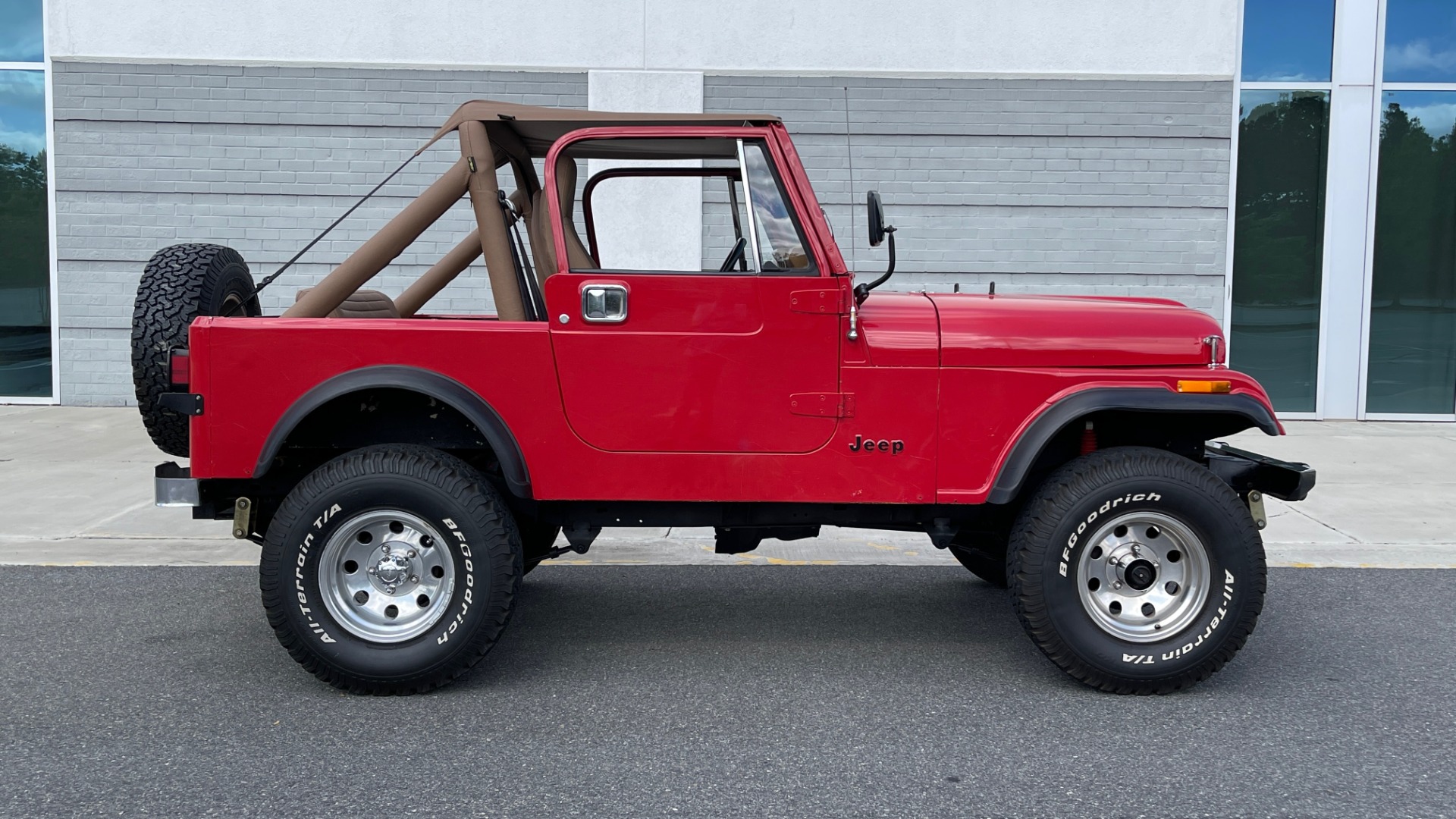 Used 1986 Jeep CJ-7 SOFT-TOP / 4X4 / 4.2L I6 / 5-SPEED MANUAL / HERTZ SPEAKERS / BFG TIRES for sale Sold at Formula Imports in Charlotte NC 28227 49