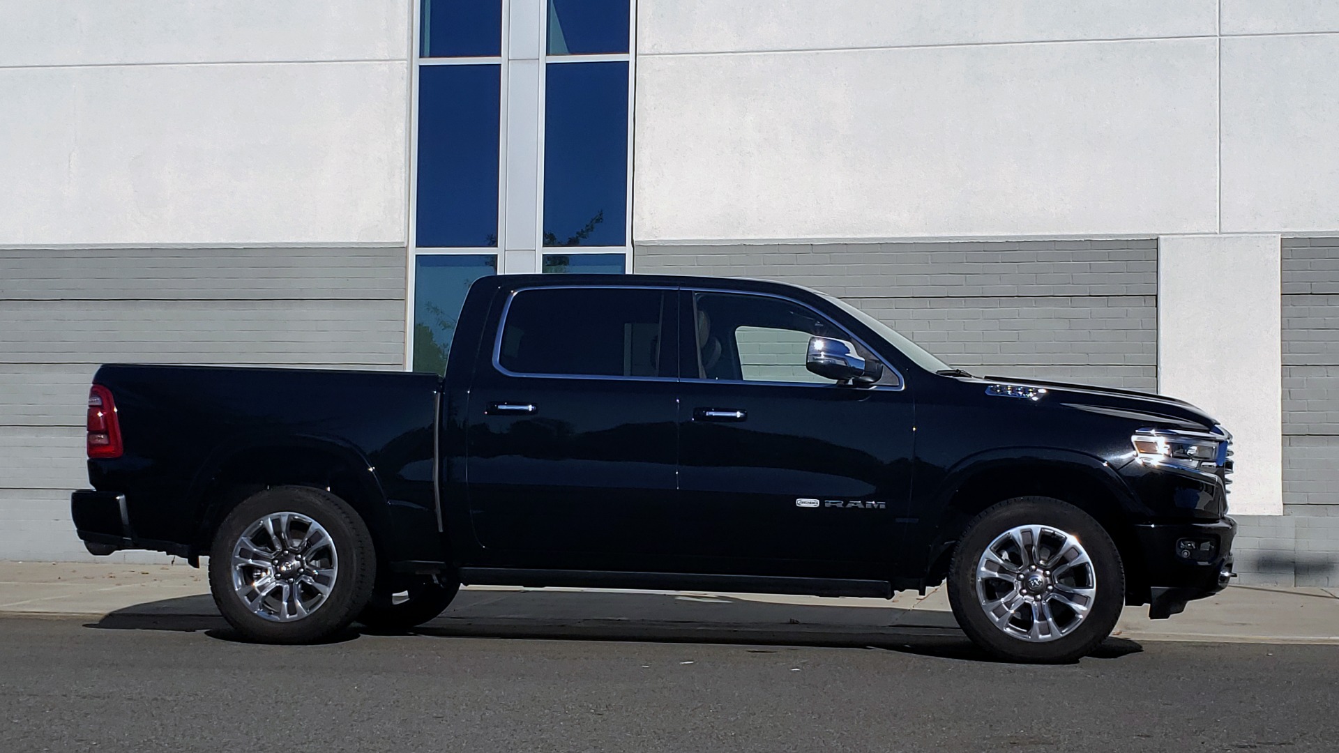 Used 2021 Ram 1500 LONGHORN LIMITED 4X4 / 5.7L HEMI / CREWCAB / H/K SND / PANO-ROOF / REARVIEW for sale Sold at Formula Imports in Charlotte NC 28227 7