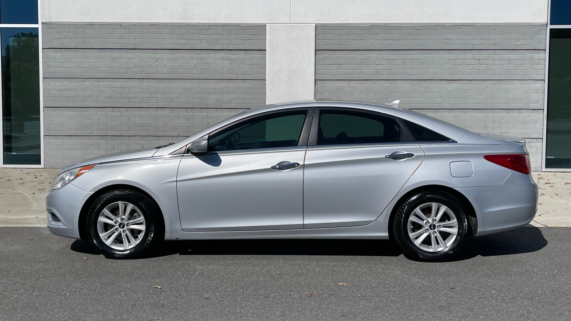 Used 2011 Hyundai SONATA GLS 2.4L SEDAN / AUTO / BLUETOOTH / A/C / 16IN ALLOY WHEELS for sale Sold at Formula Imports in Charlotte NC 28227 3