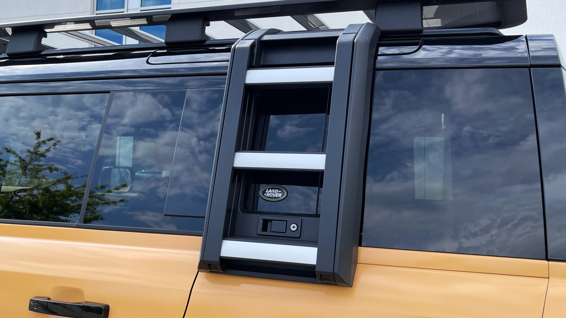 Used 2022 Land Rover DEFENDER X-DYNAMIC SE / TROPHY / LEATHER / NAV / SUNROOF / REARVIEW for sale $106,999 at Formula Imports in Charlotte NC 28227 11