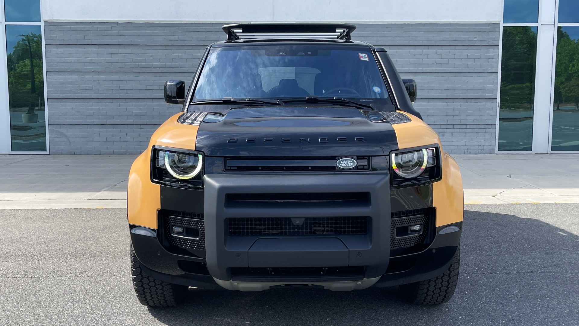Used 2022 Land Rover DEFENDER X-DYNAMIC SE / TROPHY / LEATHER / NAV / SUNROOF / REARVIEW for sale $106,999 at Formula Imports in Charlotte NC 28227 16