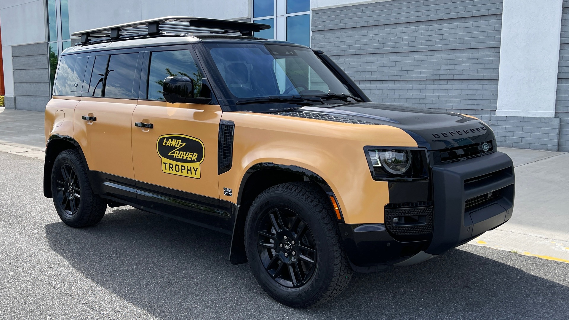 Used 2022 Land Rover DEFENDER X-DYNAMIC SE / TROPHY / LEATHER / NAV / SUNROOF / REARVIEW for sale $106,999 at Formula Imports in Charlotte NC 28227 2