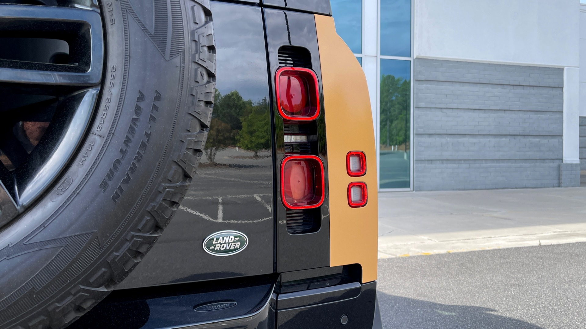 Used 2022 Land Rover DEFENDER X-DYNAMIC SE / TROPHY / LEATHER / NAV / SUNROOF / REARVIEW for sale Sold at Formula Imports in Charlotte NC 28227 25