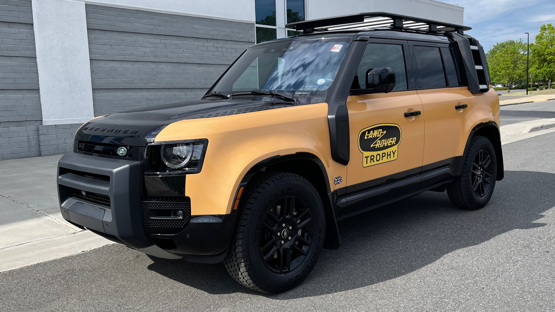 Used 2022 Land Rover DEFENDER X-DYNAMIC SE / TROPHY / LEATHER / NAV / SUNROOF / REARVIEW for sale $106,999 at Formula Imports in Charlotte NC 28227 3