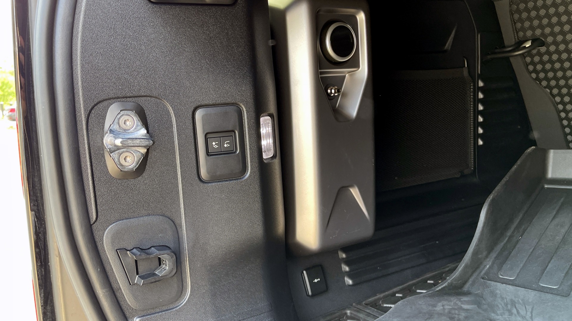 Used 2022 Land Rover DEFENDER X-DYNAMIC SE / TROPHY / LEATHER / NAV / SUNROOF / REARVIEW for sale Sold at Formula Imports in Charlotte NC 28227 30