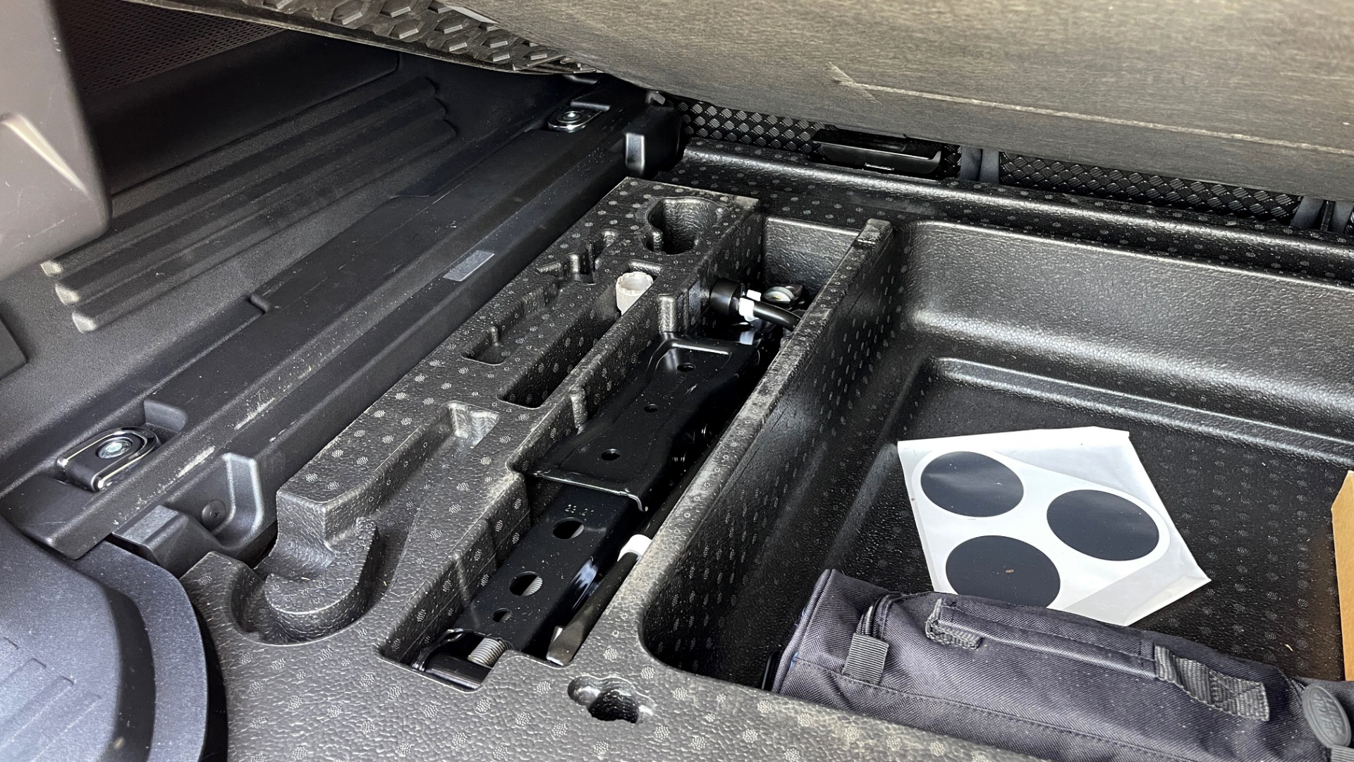 Used 2022 Land Rover DEFENDER X-DYNAMIC SE / TROPHY / LEATHER / NAV / SUNROOF / REARVIEW for sale Sold at Formula Imports in Charlotte NC 28227 32