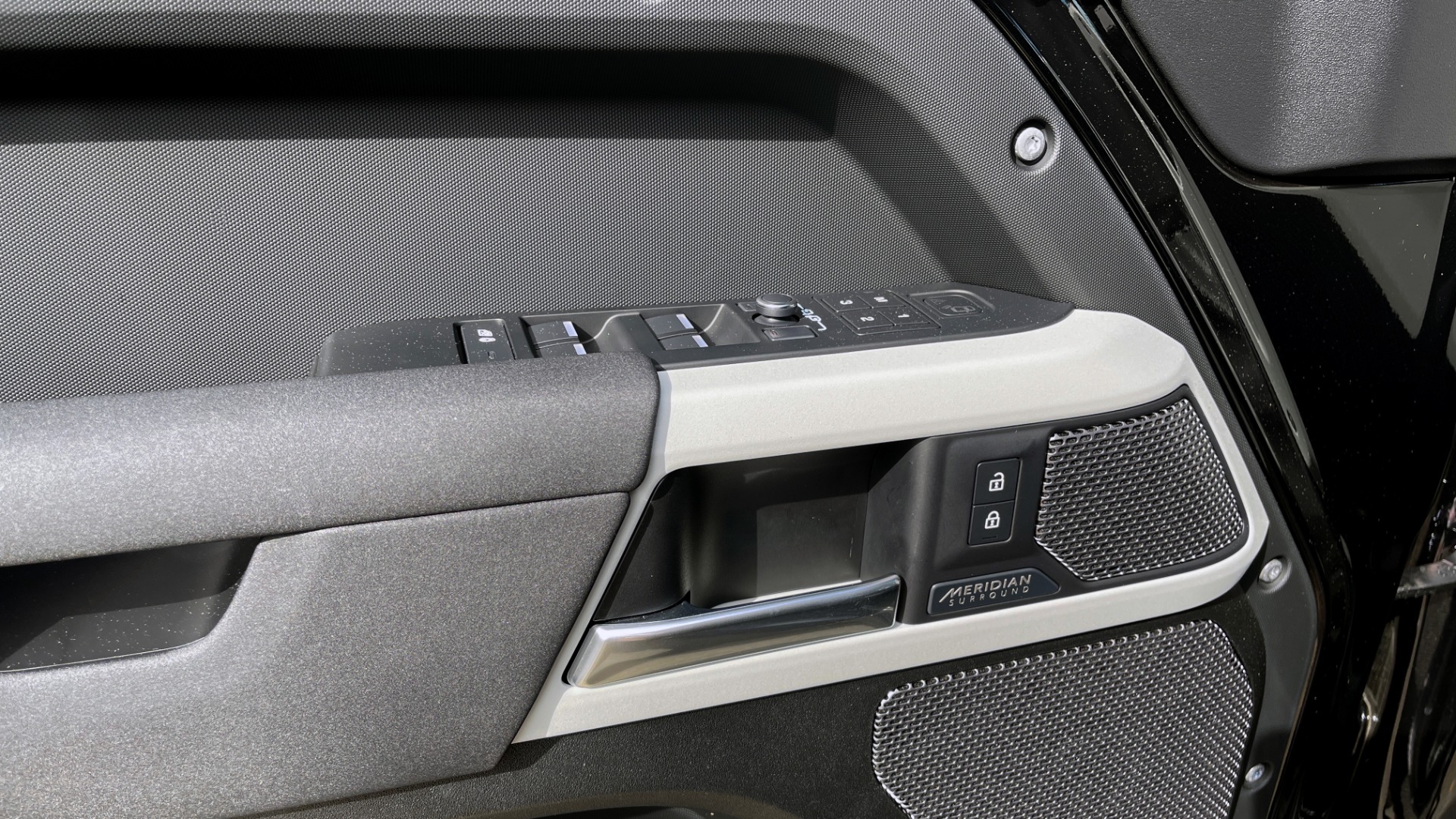 Used 2022 Land Rover DEFENDER X-DYNAMIC SE / TROPHY / LEATHER / NAV / SUNROOF / REARVIEW for sale Sold at Formula Imports in Charlotte NC 28227 39