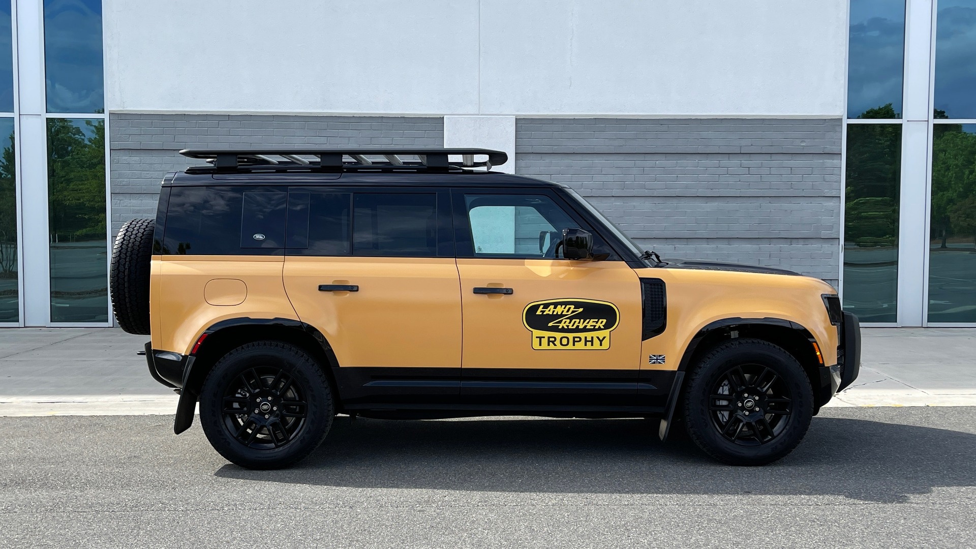 Used 2022 Land Rover DEFENDER X-DYNAMIC SE / TROPHY / LEATHER / NAV / SUNROOF / REARVIEW for sale Sold at Formula Imports in Charlotte NC 28227 4