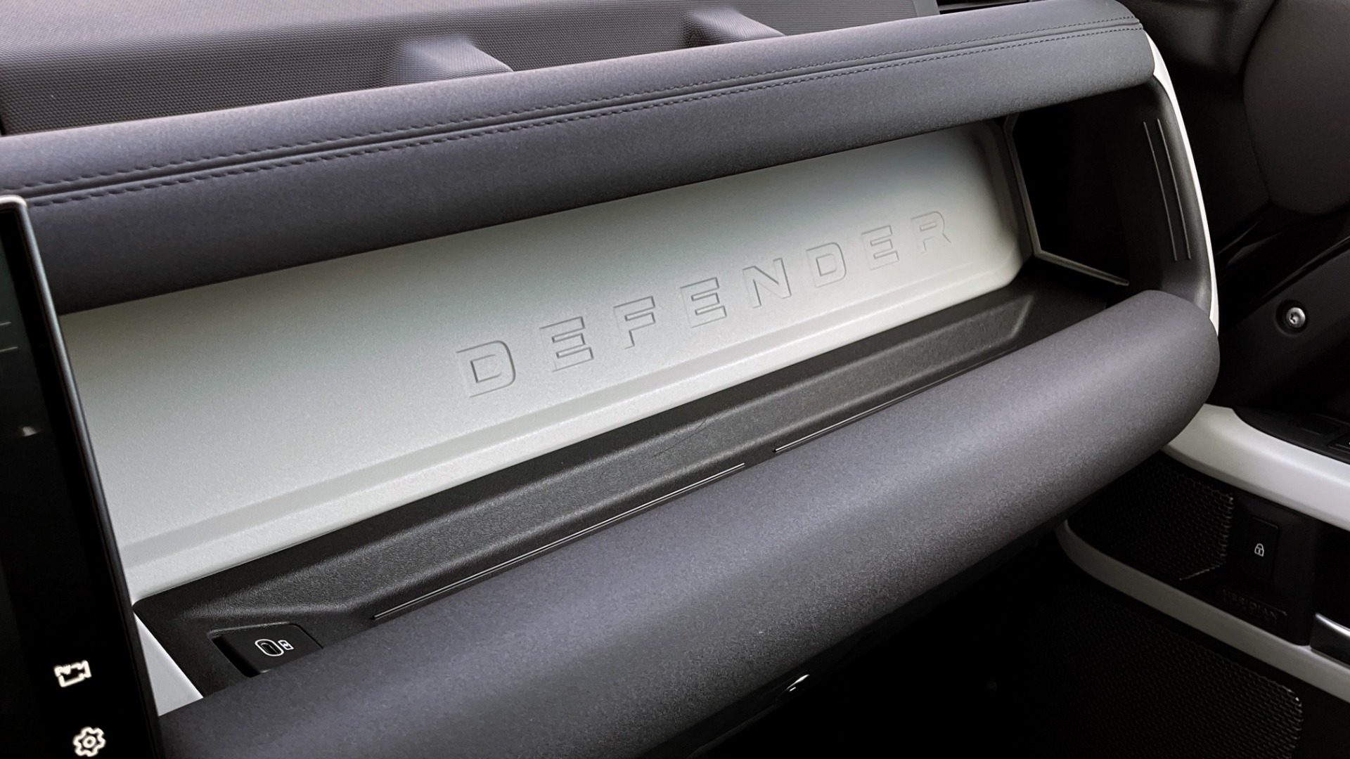 Used 2022 Land Rover DEFENDER X-DYNAMIC SE / TROPHY / LEATHER / NAV / SUNROOF / REARVIEW for sale Sold at Formula Imports in Charlotte NC 28227 50