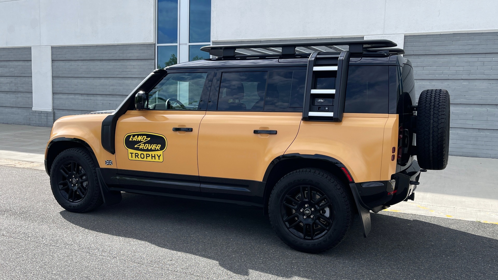 Used 2022 Land Rover DEFENDER X-DYNAMIC SE / TROPHY / LEATHER / NAV / SUNROOF / REARVIEW for sale $106,999 at Formula Imports in Charlotte NC 28227 7