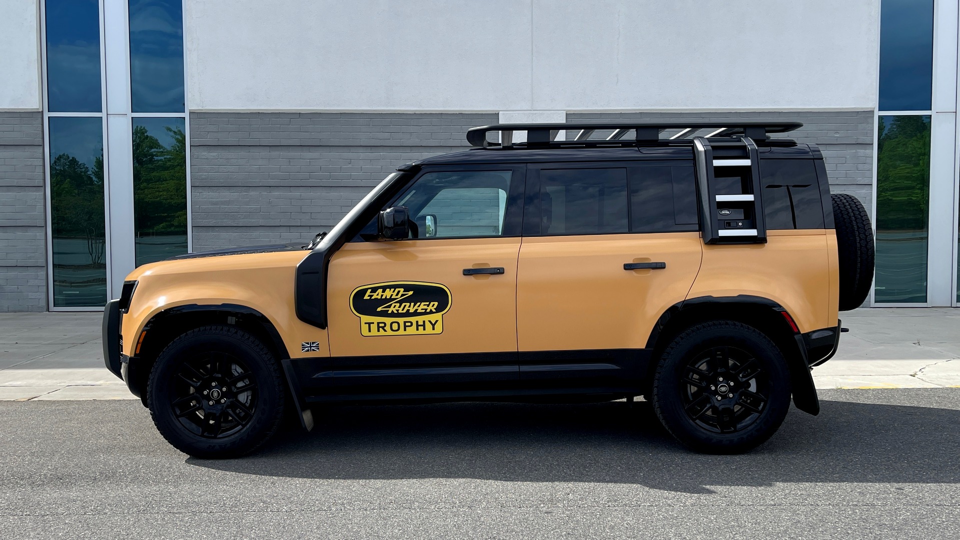 Used 2022 Land Rover DEFENDER X-DYNAMIC SE / TROPHY / LEATHER / NAV / SUNROOF / REARVIEW for sale Sold at Formula Imports in Charlotte NC 28227 8