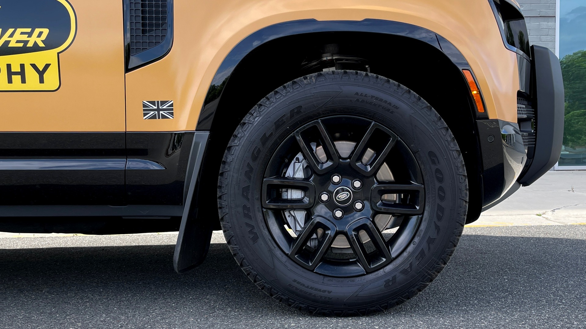Used 2022 Land Rover DEFENDER X-DYNAMIC SE / TROPHY / LEATHER / NAV / SUNROOF / REARVIEW for sale $106,999 at Formula Imports in Charlotte NC 28227 87