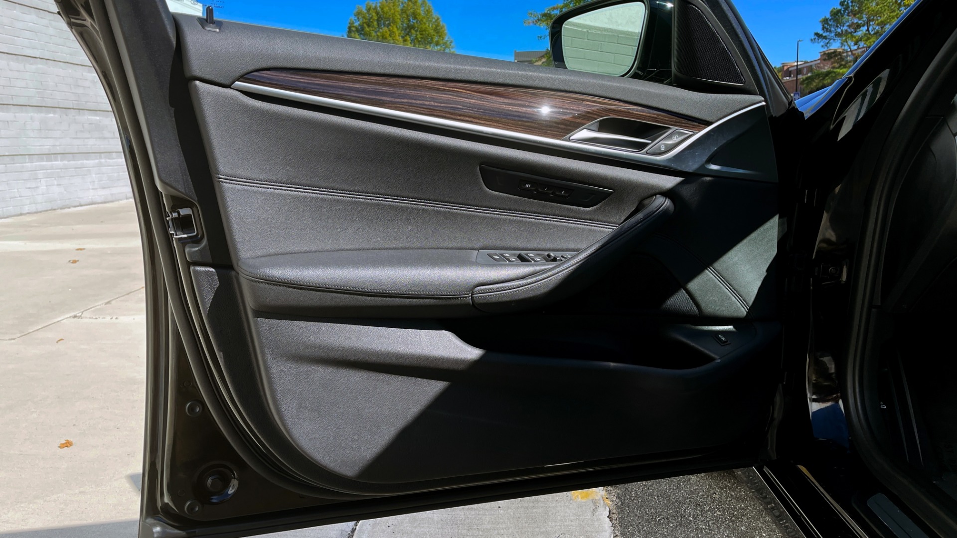 Used 2018 BMW 5 SERIES 530I XDRIVE 2.0L / 8-SPD AUTO / NAV / SUNROOF / REARVIEW for sale $37,599 at Formula Imports in Charlotte NC 28227 23