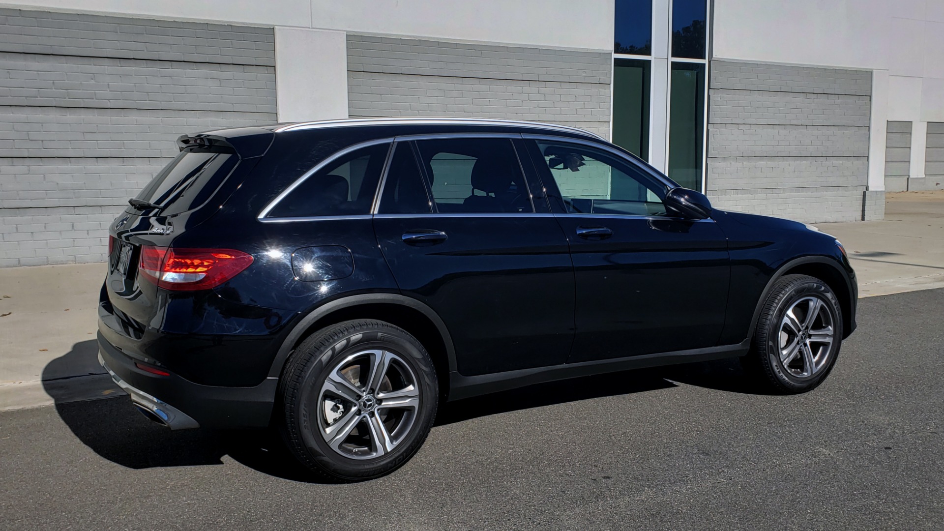 Used 2019 Mercedes-Benz GLC 300 4MATIC PREMIUM / KEYLESS-GO / PANO-ROOF / BSA / HTD STS for sale Sold at Formula Imports in Charlotte NC 28227 10
