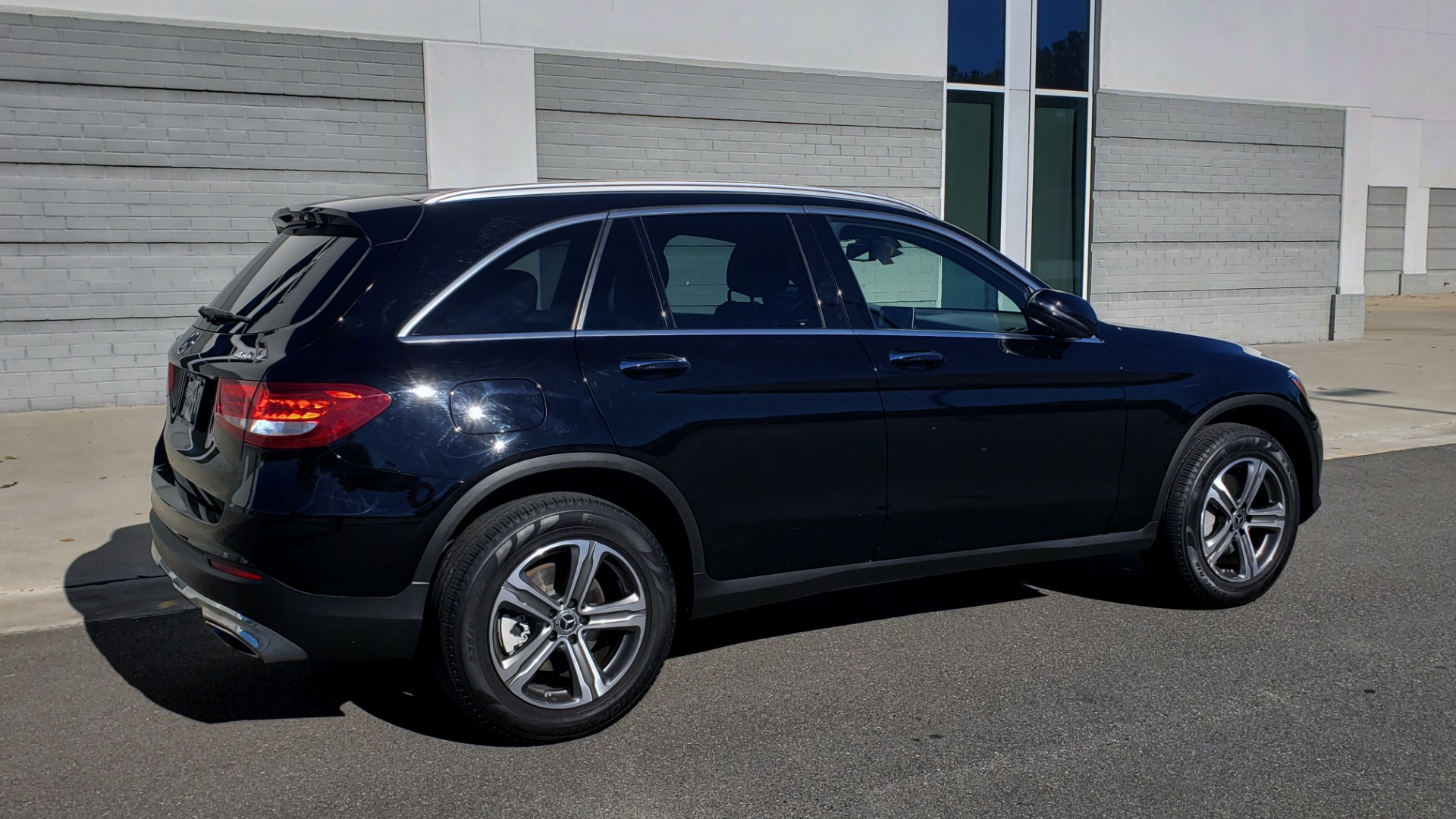 Used 2019 Mercedes-Benz GLC 300 4MATIC PREMIUM / KEYLESS-GO / PANO-ROOF / BSA / HTD STS for sale $39,195 at Formula Imports in Charlotte NC 28227 10