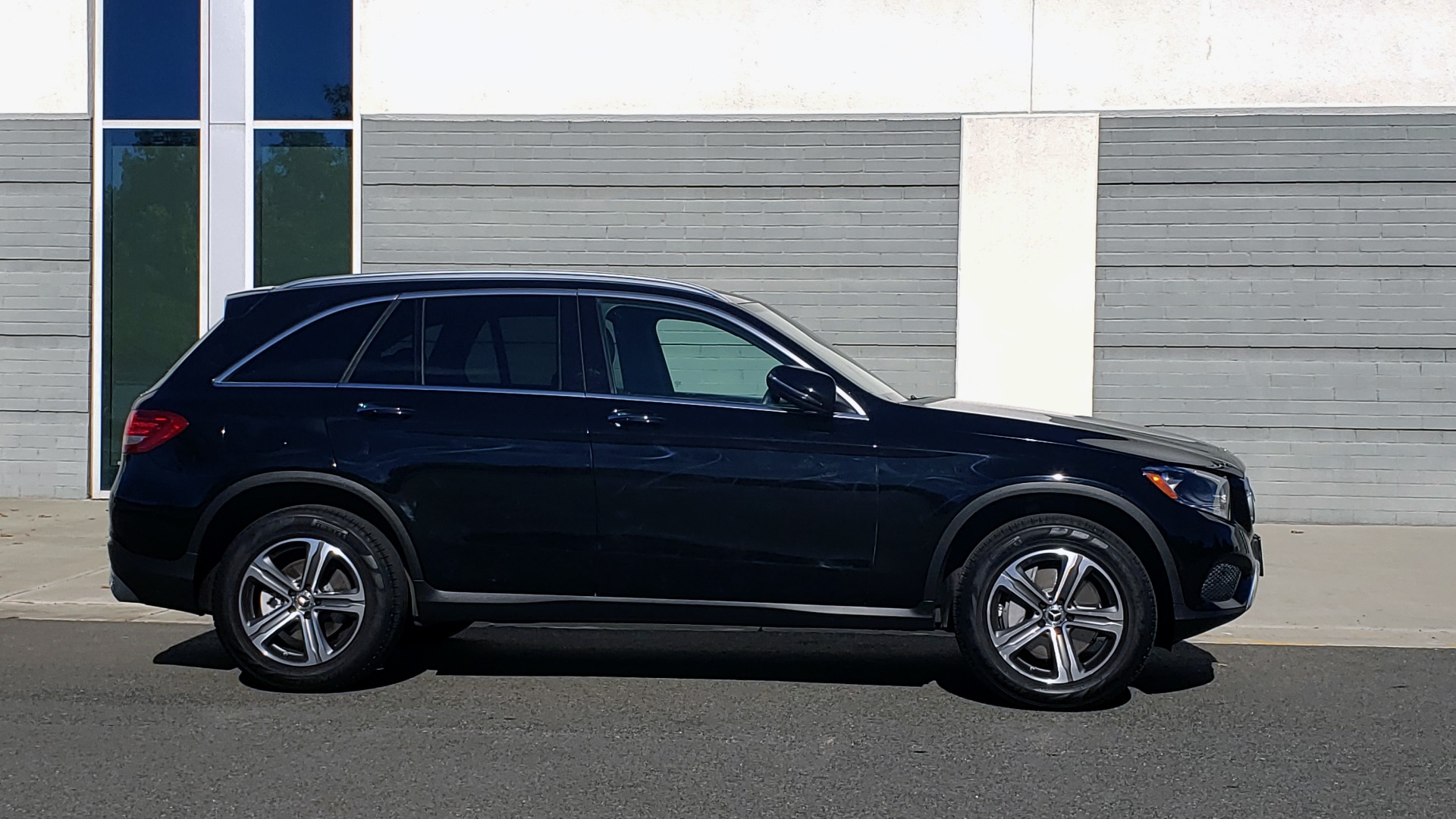 Used 2019 Mercedes-Benz GLC 300 4MATIC PREMIUM / KEYLESS-GO / PANO-ROOF / BSA / HTD STS for sale $39,195 at Formula Imports in Charlotte NC 28227 11