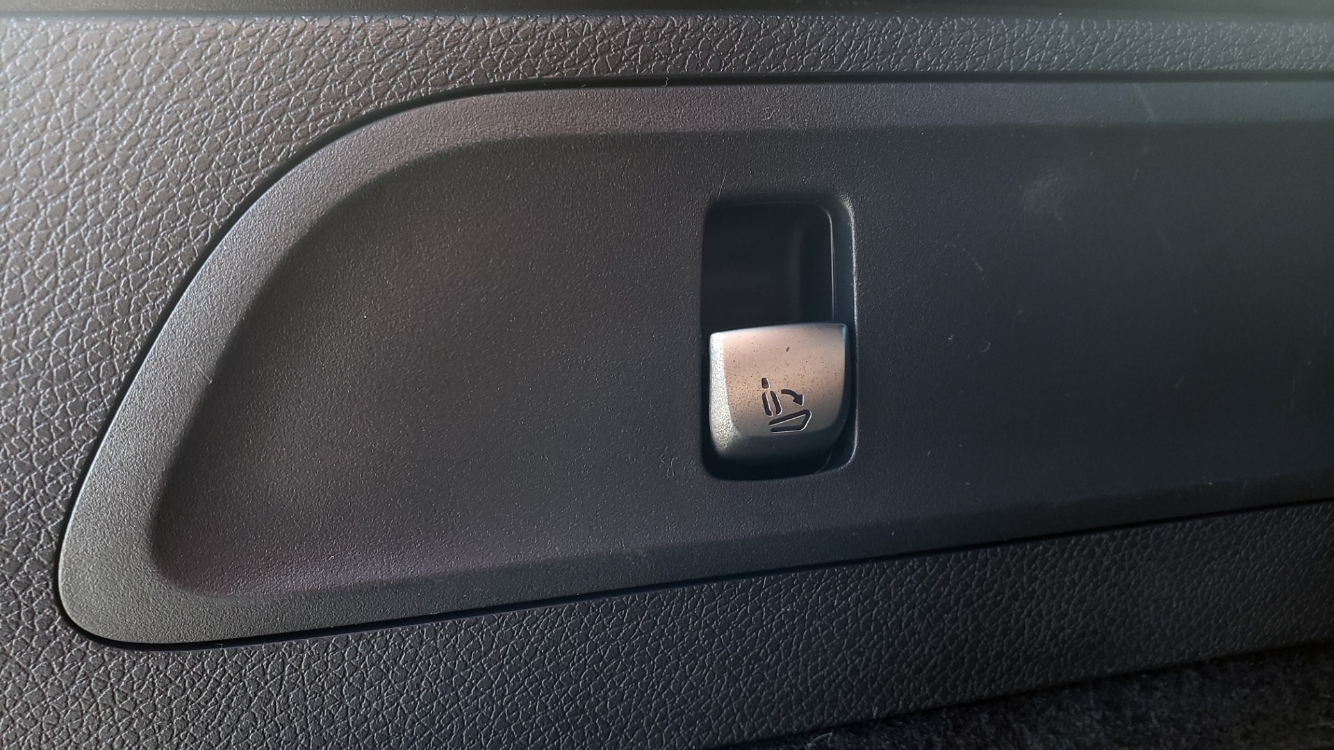 Used 2019 Mercedes-Benz GLC 300 4MATIC PREMIUM / KEYLESS-GO / PANO-ROOF / BSA / HTD STS for sale $39,195 at Formula Imports in Charlotte NC 28227 21