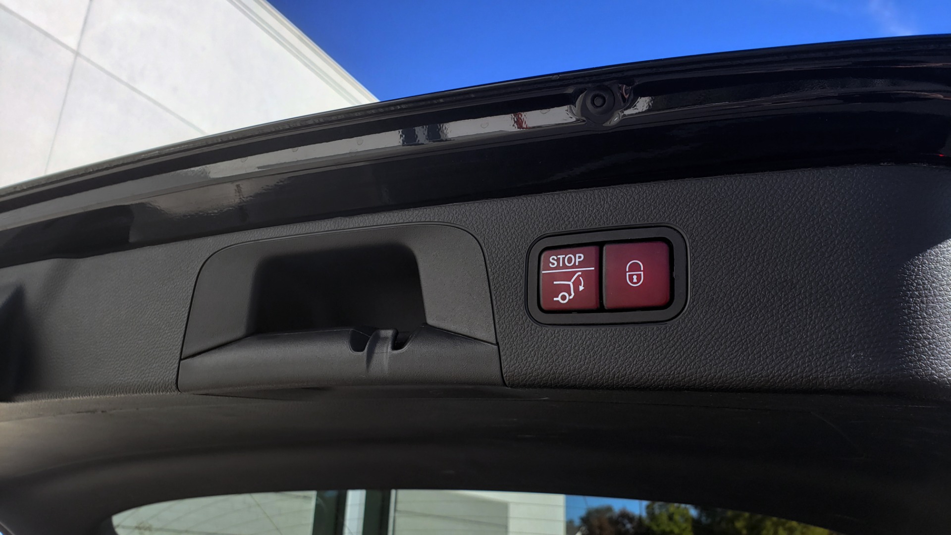 Used 2019 Mercedes-Benz GLC 300 4MATIC PREMIUM / KEYLESS-GO / PANO-ROOF / BSA / HTD STS for sale $39,195 at Formula Imports in Charlotte NC 28227 23