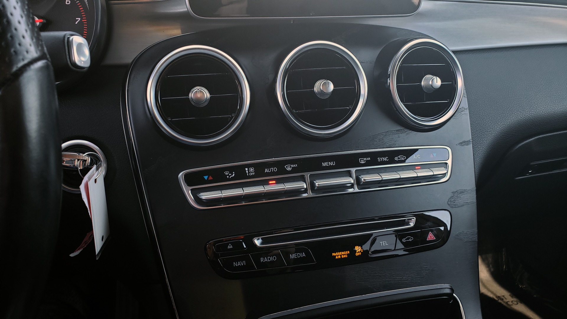 Used 2019 Mercedes-Benz GLC 300 4MATIC PREMIUM / KEYLESS-GO / PANO-ROOF / BSA / HTD STS for sale $39,195 at Formula Imports in Charlotte NC 28227 52