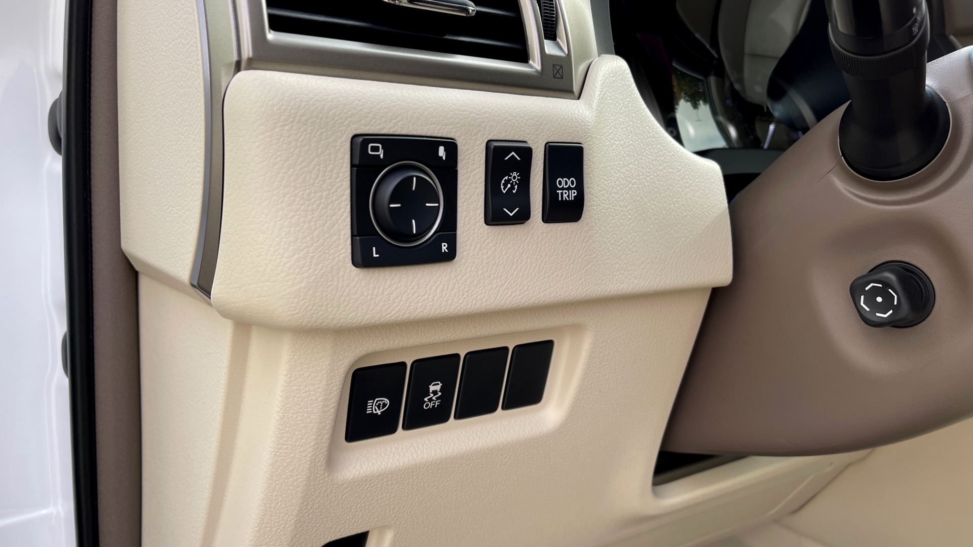 Used 2016 Lexus GX 460 PREMIUM / BLIND SPOT W/CROSS TRAFFIC ALERT / SUNROOF / REARVIEW for sale Sold at Formula Imports in Charlotte NC 28227 28