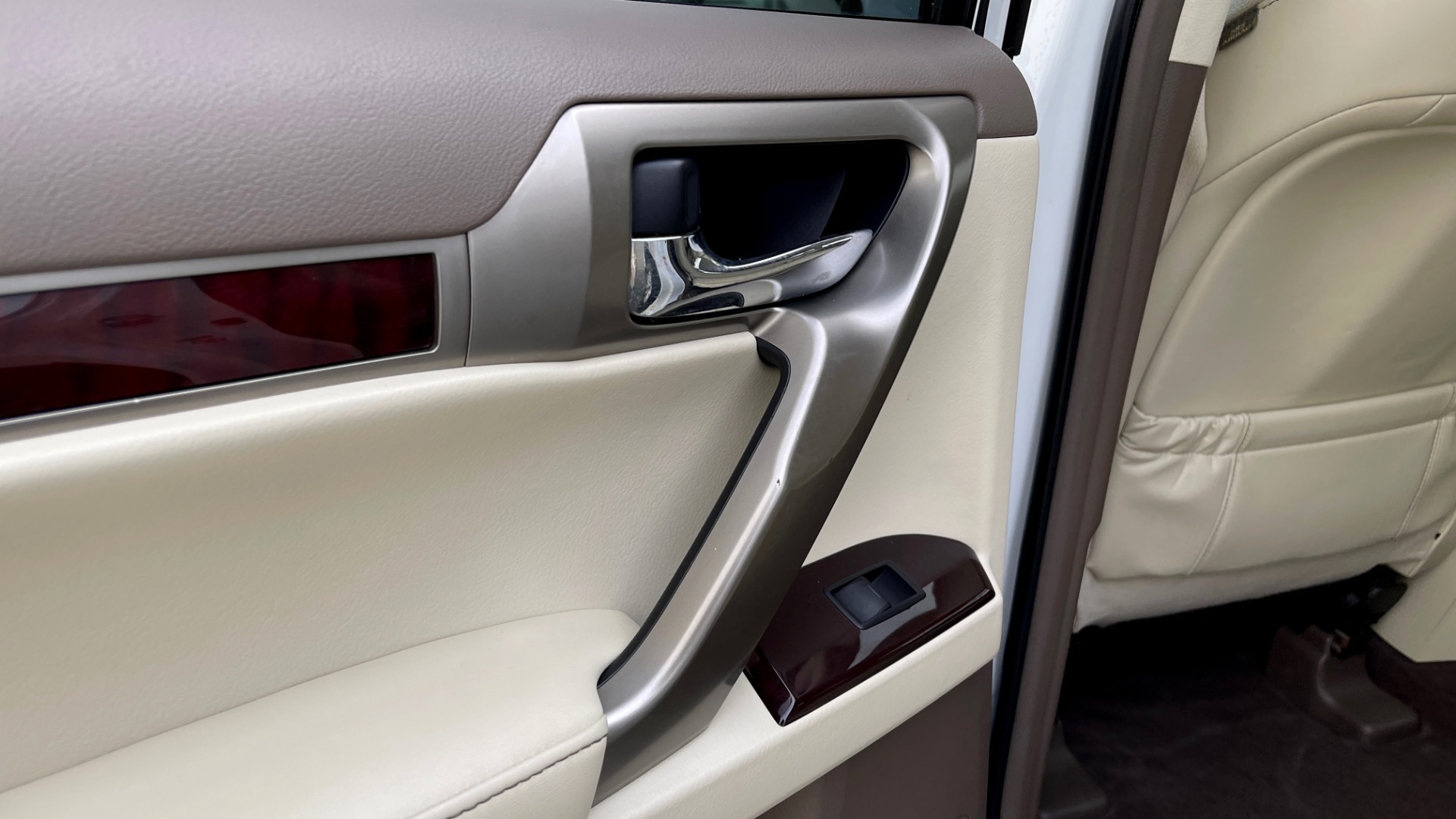 Used 2016 Lexus GX 460 PREMIUM / BLIND SPOT W/CROSS TRAFFIC ALERT / SUNROOF / REARVIEW for sale Sold at Formula Imports in Charlotte NC 28227 48