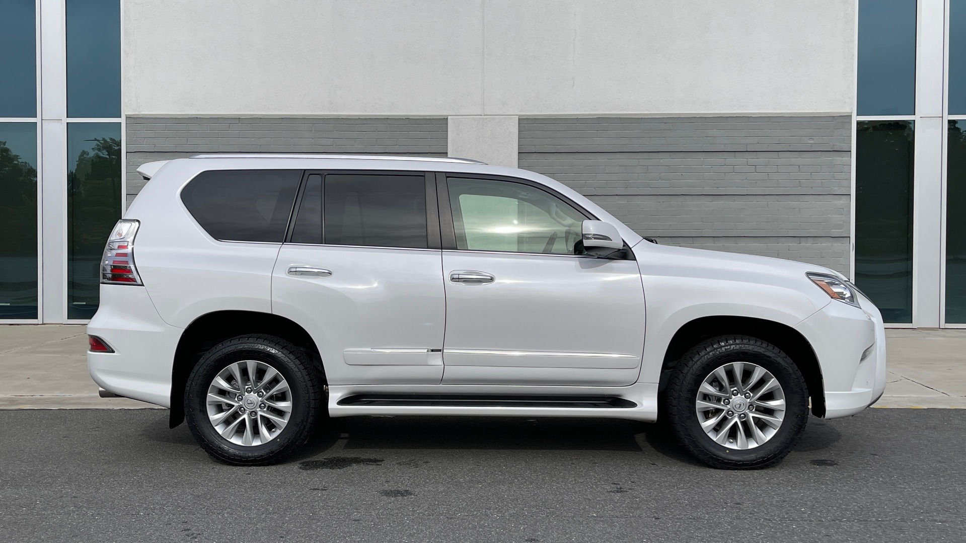 Used 2016 Lexus GX 460 PREMIUM / BLIND SPOT W/CROSS TRAFFIC ALERT / SUNROOF / REARVIEW for sale Sold at Formula Imports in Charlotte NC 28227 7
