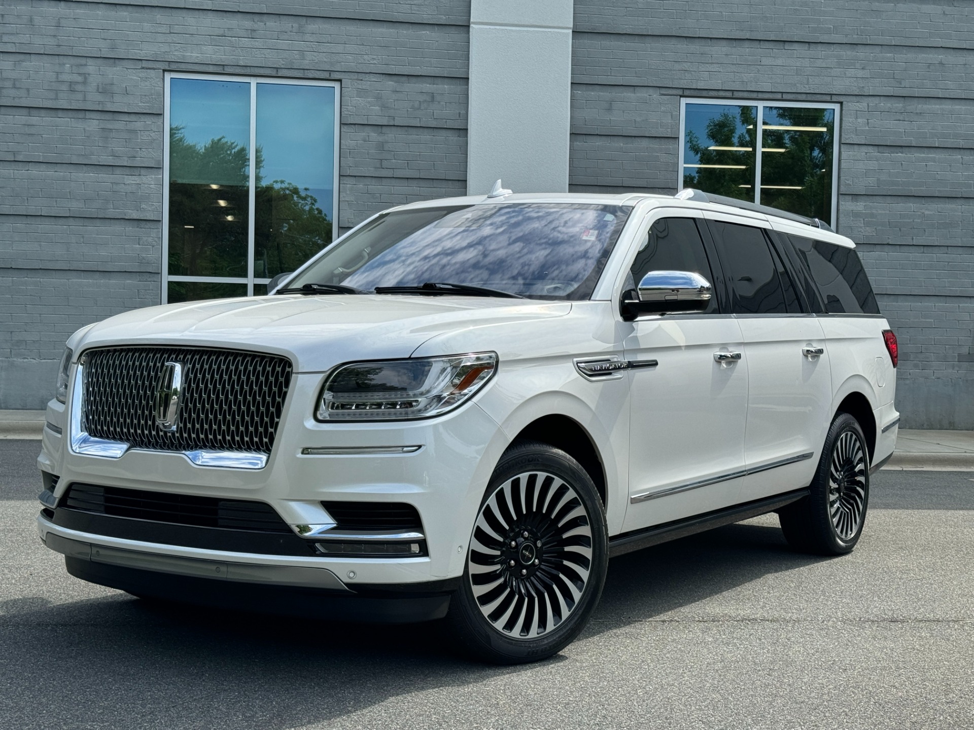Used 2019 Lincoln NAVIGATOR L BLACK LABEL 4X4 / 3.5L V6 10-SPD / 7-PASS / NAV / PANO-ROOF / REARVIEW for sale Sold at Formula Imports in Charlotte NC 28227 1