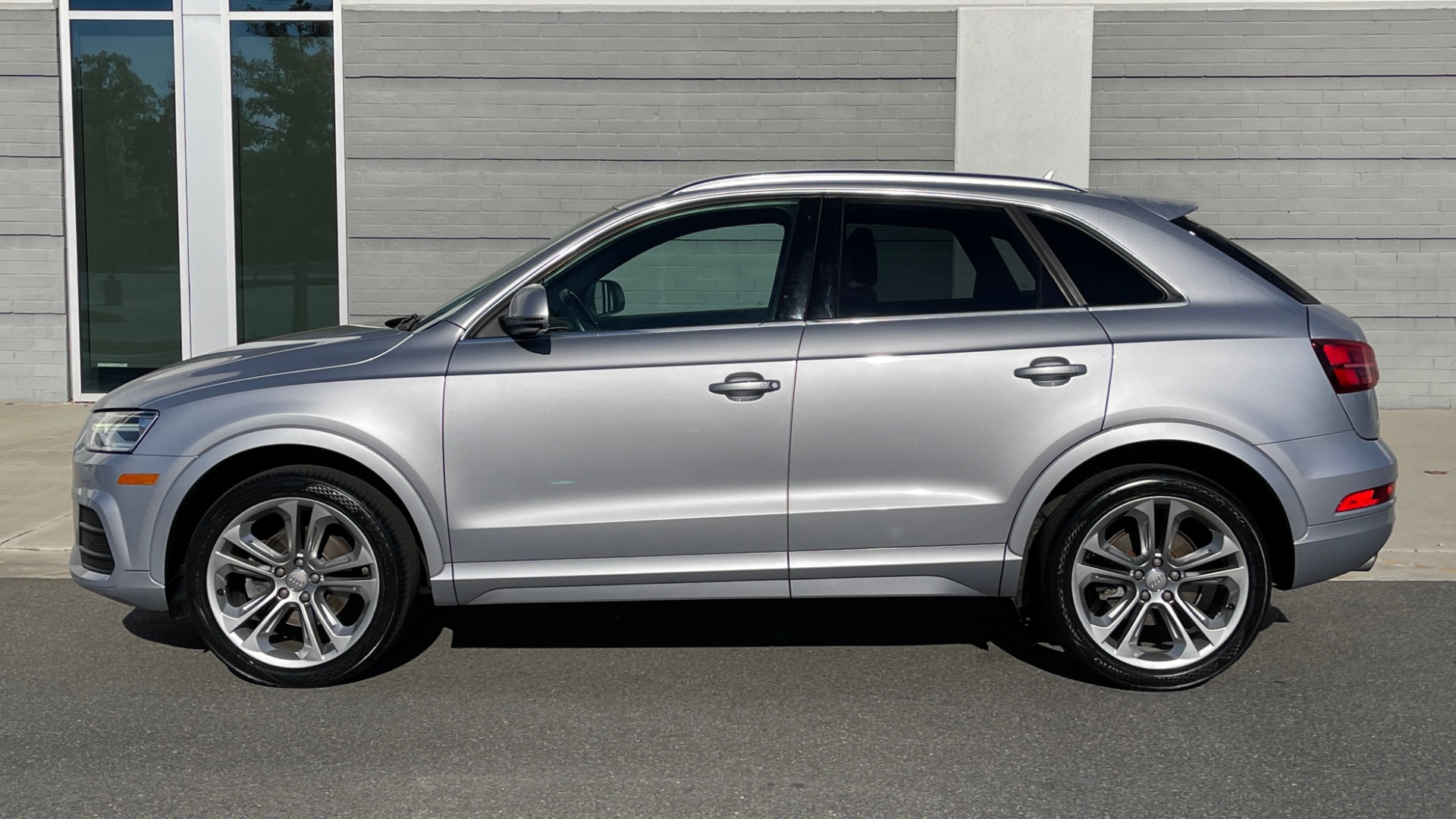 Used 2016 Audi Q3 PREMIUM PLUS 2.0L / PANO-ROOF / HTD STS / 19IN WHEELS / REARVIEW for sale Sold at Formula Imports in Charlotte NC 28227 3
