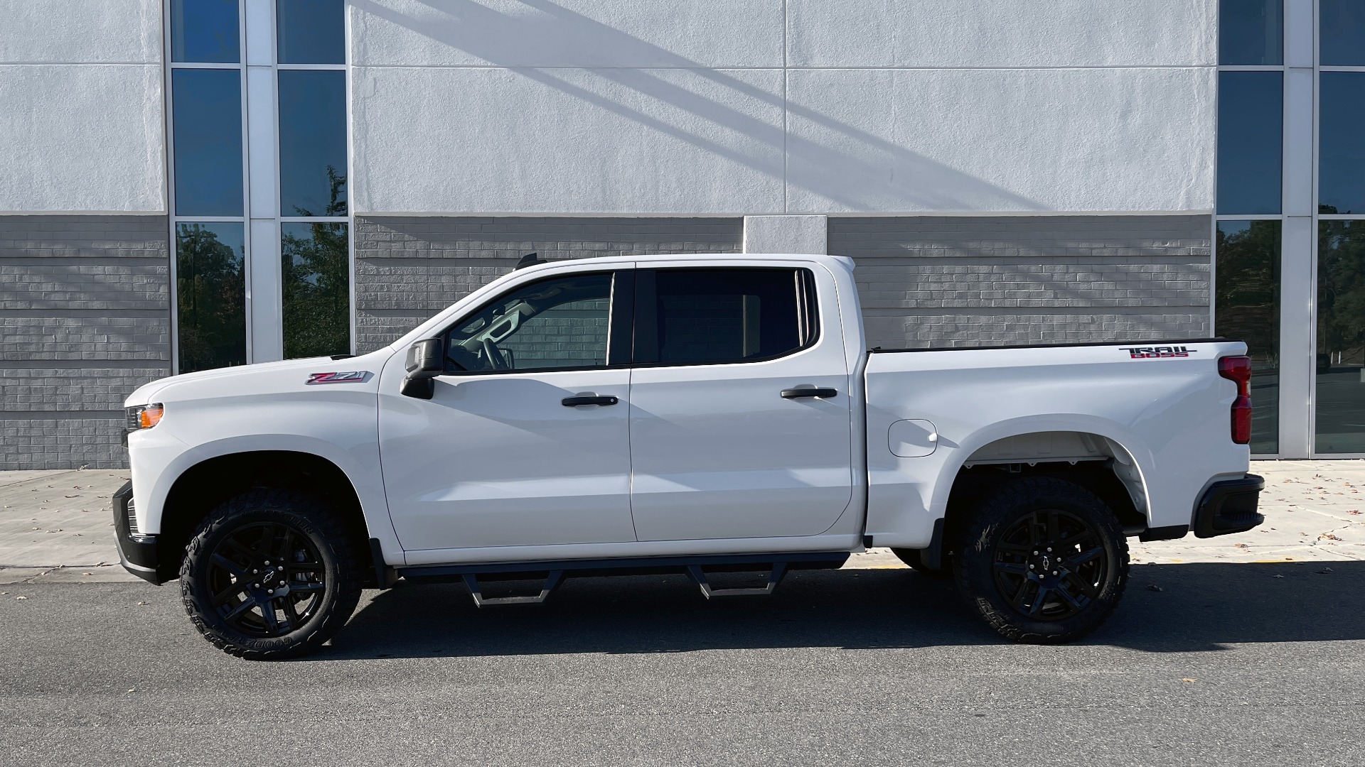 Used 2021 Chevrolet SILVERADO 1500 CUSTOM TRAIL BOSS 4X4 / 5.3L V8 / 6-SPD AUT0 / REARVIEW for sale Sold at Formula Imports in Charlotte NC 28227 3