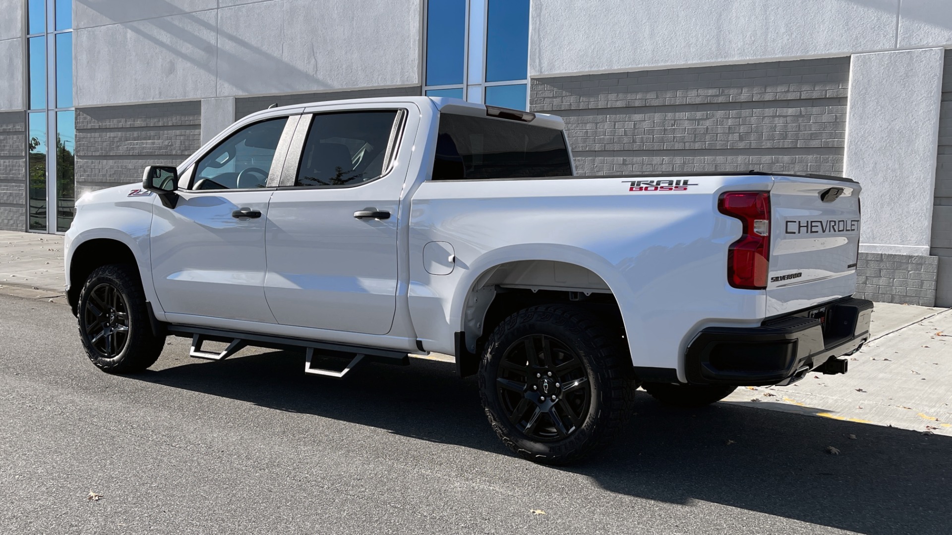 Used 2021 Chevrolet SILVERADO 1500 CUSTOM TRAIL BOSS 4X4 / 5.3L V8 / 6-SPD AUT0 / REARVIEW for sale Sold at Formula Imports in Charlotte NC 28227 4