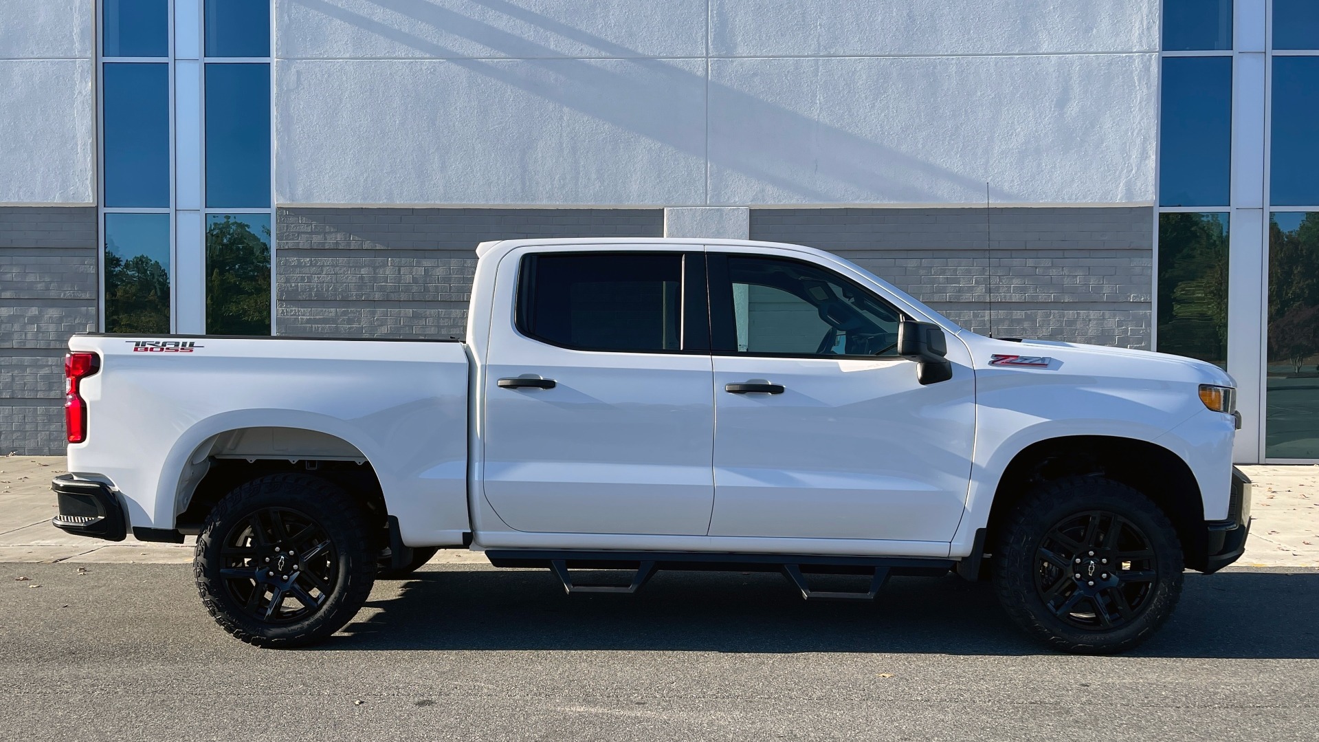 Used 2021 Chevrolet SILVERADO 1500 CUSTOM TRAIL BOSS 4X4 / 5.3L V8 / 6-SPD AUT0 / REARVIEW for sale Sold at Formula Imports in Charlotte NC 28227 5