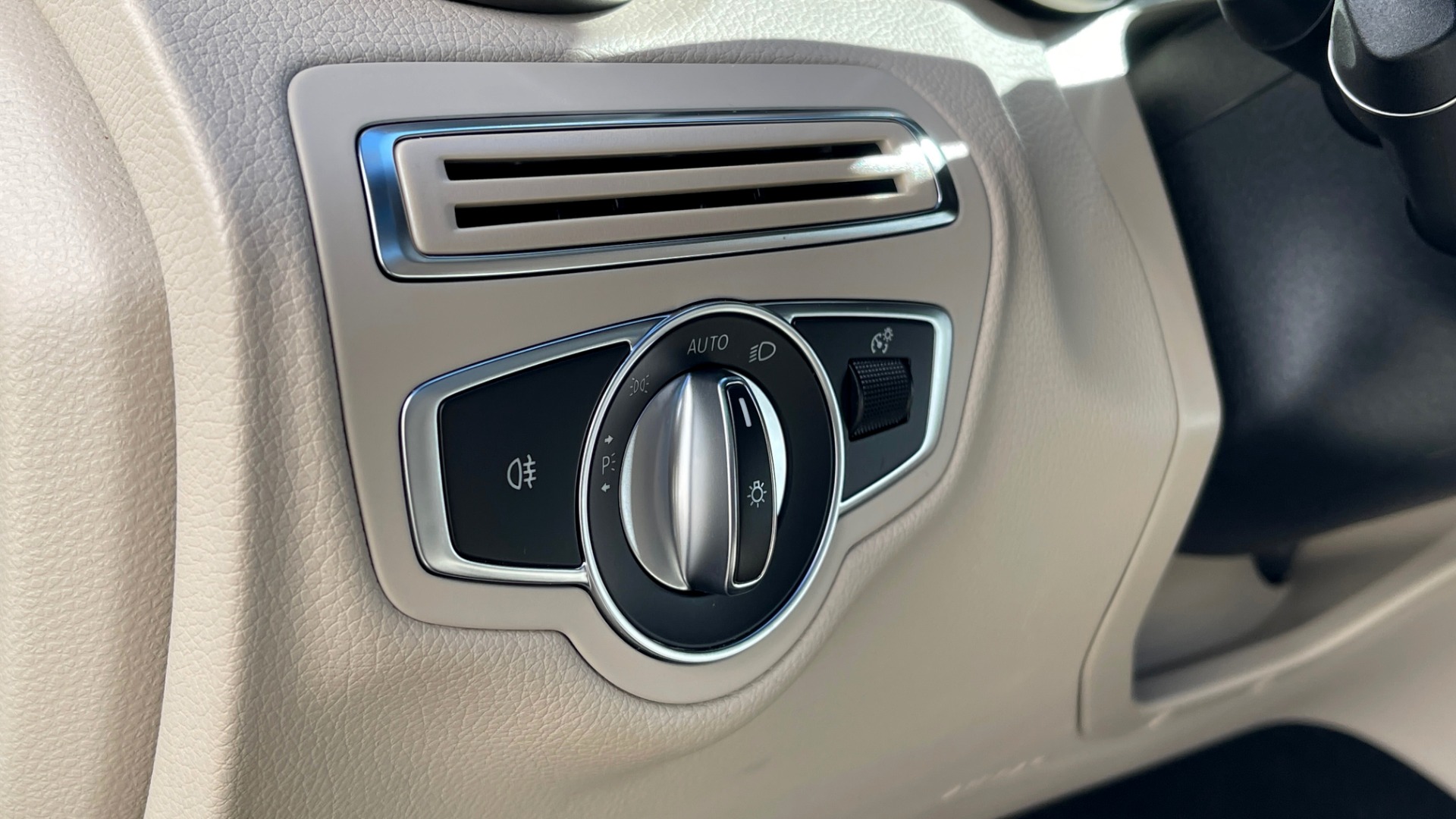 Used 2018 Mercedes-Benz C-CLASS C 300 PREMIUM / PANO-ROOF / APPLE CARPLAY / REARVIEW for sale Sold at Formula Imports in Charlotte NC 28227 24