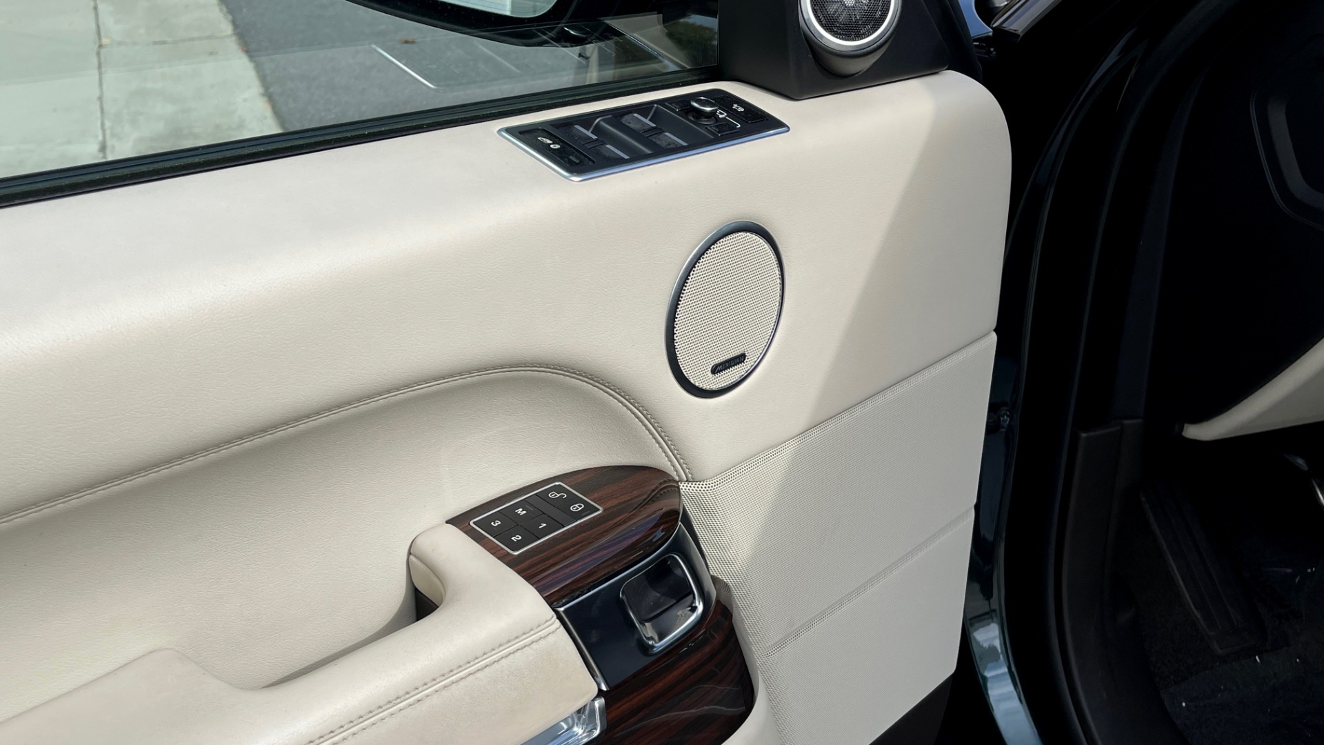 Used 2014 Land Rover RANGE ROVER SUPERCHARGED V8 / NAV / SUNROOF / REARVIEW for sale $41,995 at Formula Imports in Charlotte NC 28227 26
