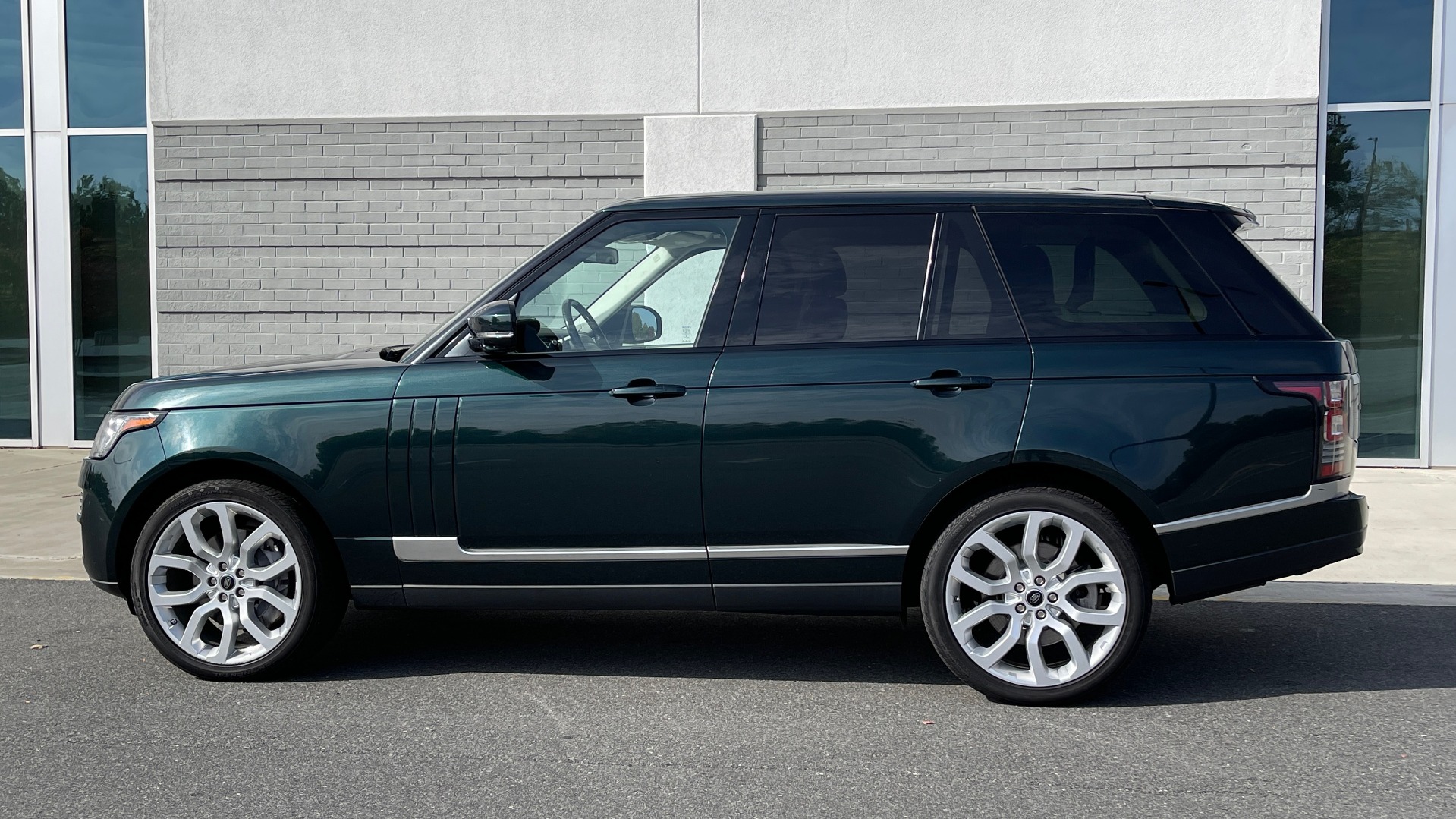 Used 2014 Land Rover RANGE ROVER SUPERCHARGED V8 / NAV / SUNROOF / REARVIEW for sale $41,995 at Formula Imports in Charlotte NC 28227 3