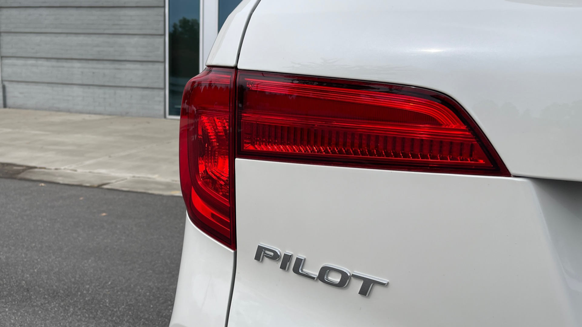 Used 2018 Honda PILOT TOURING AWD / 3.5L V6 / NAV / SUNROOF / 3-ROW / REARVIEW for sale Sold at Formula Imports in Charlotte NC 28227 20