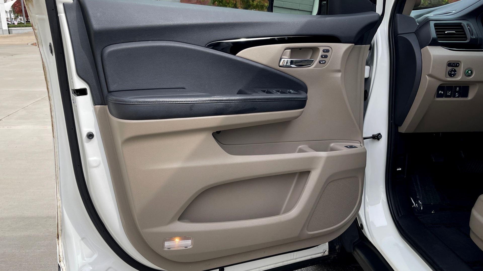 Used 2018 Honda PILOT TOURING AWD / 3.5L V6 / NAV / SUNROOF / 3-ROW / REARVIEW for sale Sold at Formula Imports in Charlotte NC 28227 22