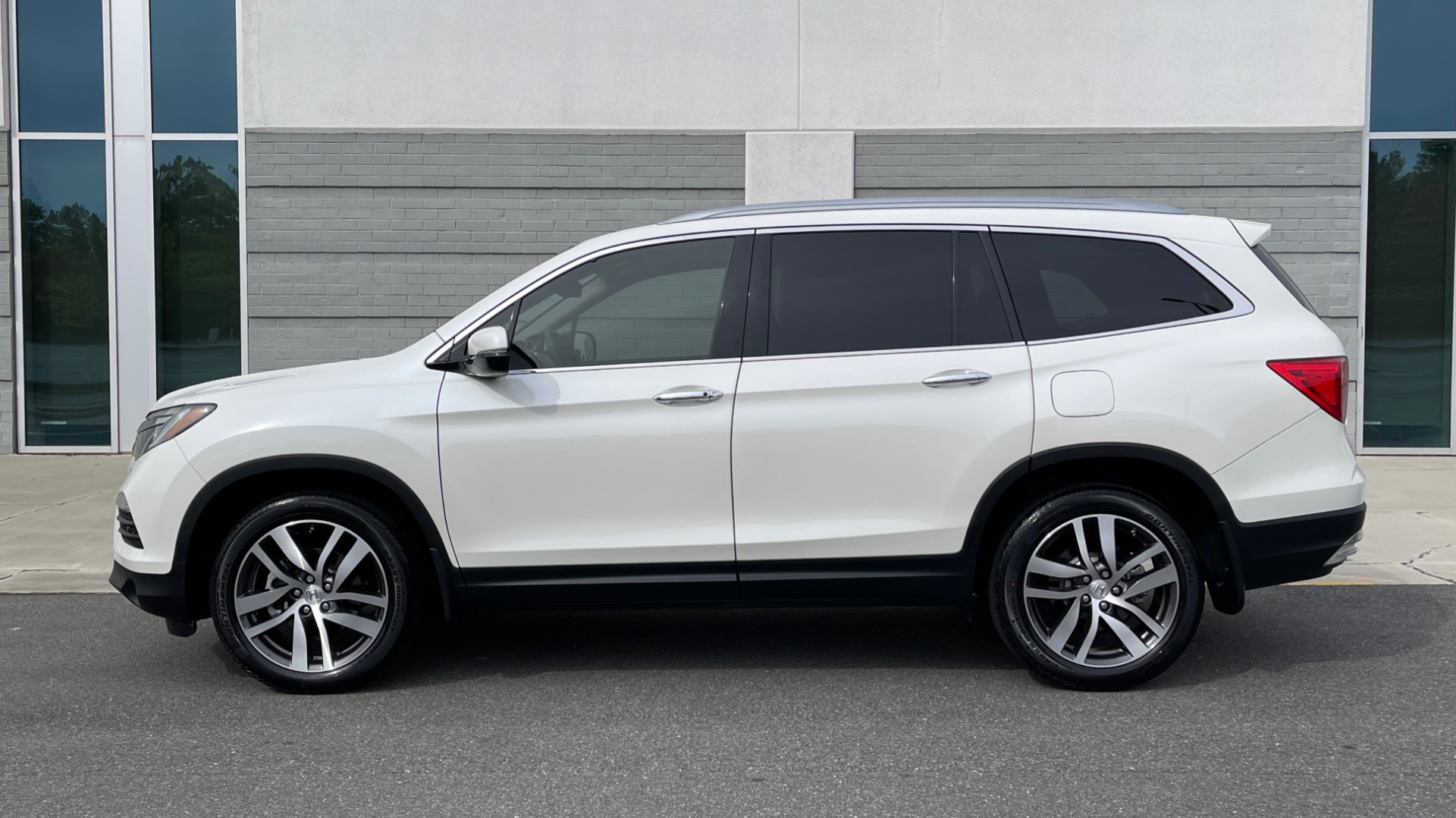 Used 2018 Honda PILOT TOURING AWD / 3.5L V6 / NAV / SUNROOF / 3-ROW / REARVIEW for sale Sold at Formula Imports in Charlotte NC 28227 3