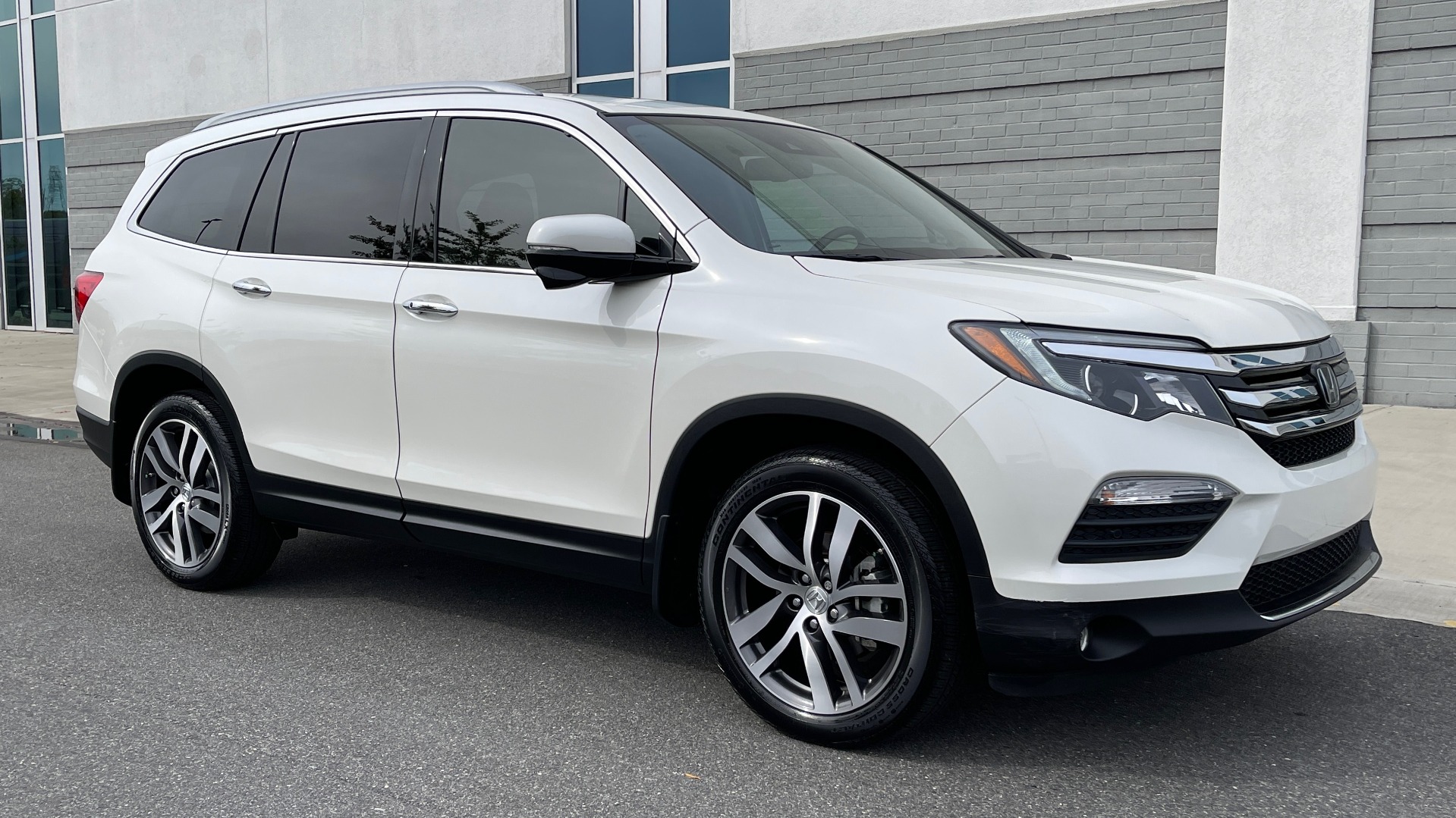 Used 2018 Honda PILOT TOURING AWD / 3.5L V6 / NAV / SUNROOF / 3-ROW / REARVIEW for sale Sold at Formula Imports in Charlotte NC 28227 5