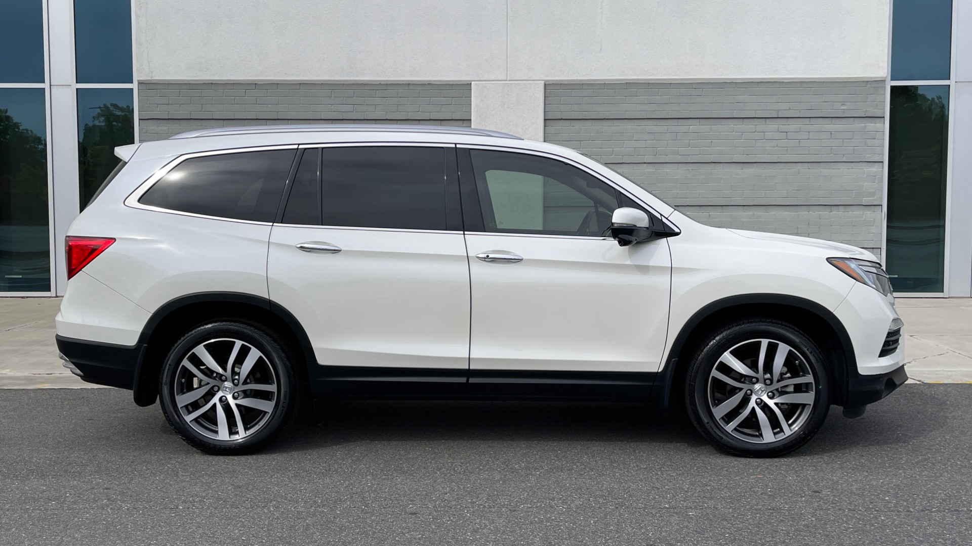 Used 2018 Honda PILOT TOURING AWD / 3.5L V6 / NAV / SUNROOF / 3-ROW / REARVIEW for sale Sold at Formula Imports in Charlotte NC 28227 6