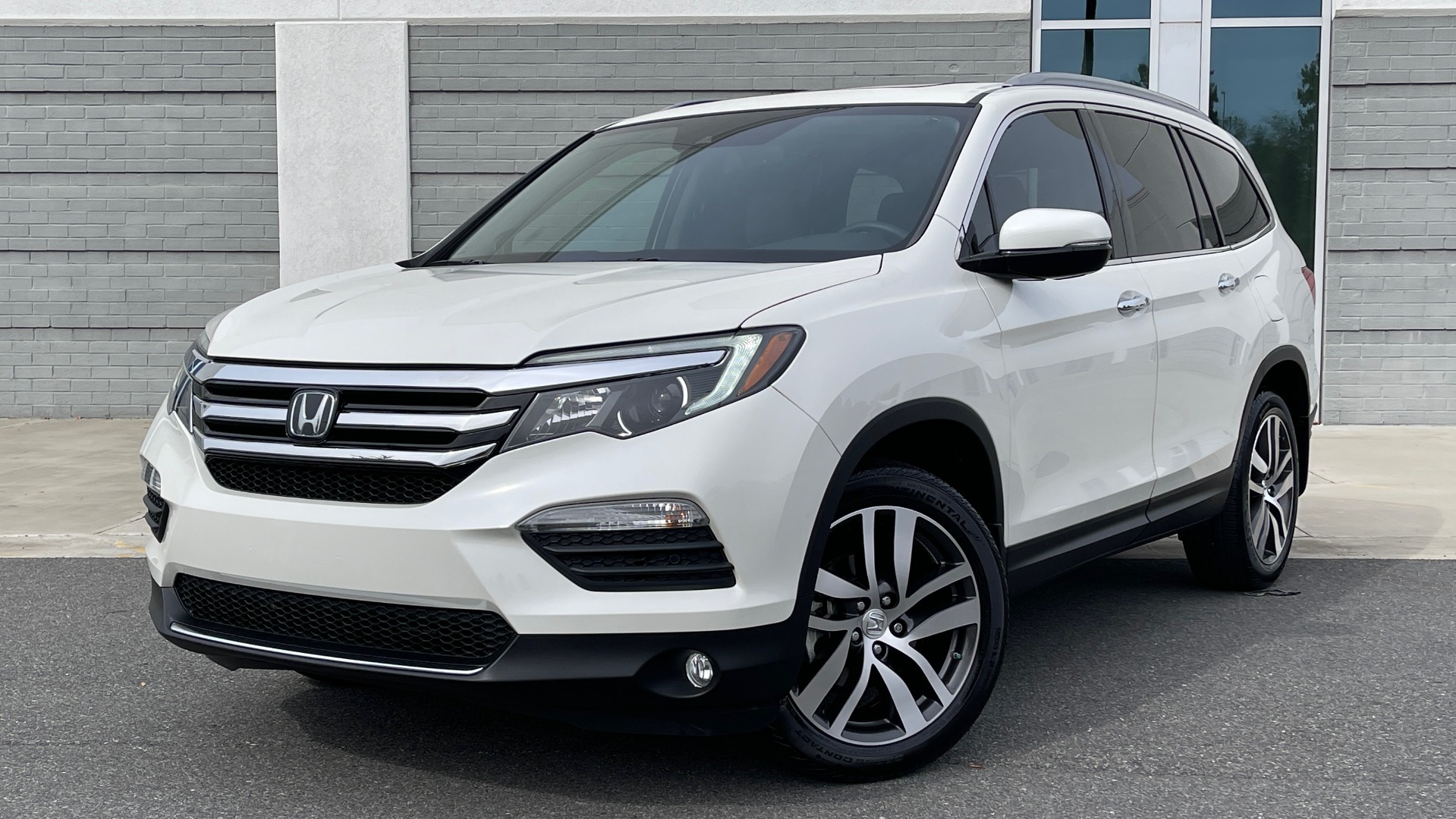 Used 2018 Honda PILOT TOURING AWD / 3.5L V6 / NAV / SUNROOF / 3-ROW / REARVIEW for sale Sold at Formula Imports in Charlotte NC 28227 1