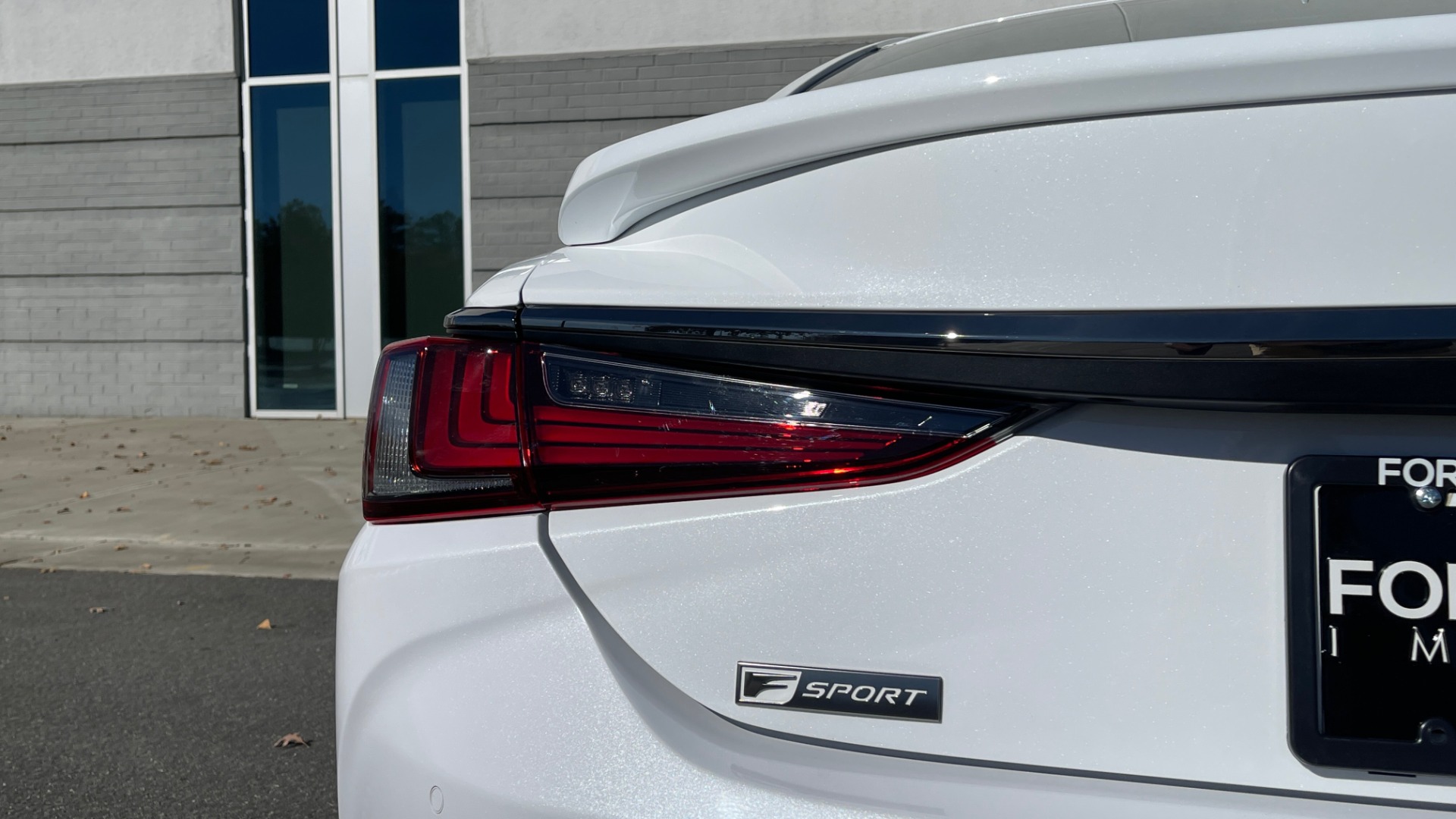Used 2019 Lexus ES 350 F-SPORT 3.5L SEDAN / 8-SPD / NAV / SUNROOF / REARVIEW for sale Sold at Formula Imports in Charlotte NC 28227 22