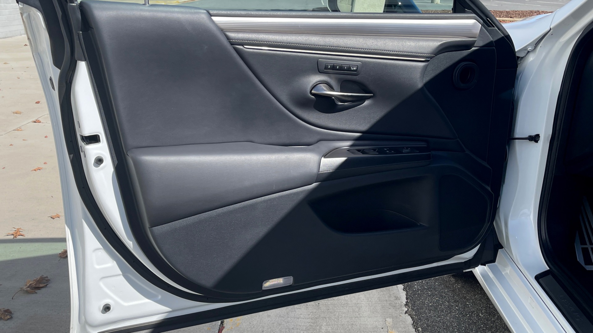 Used 2019 Lexus ES 350 F-SPORT 3.5L SEDAN / 8-SPD / NAV / SUNROOF / REARVIEW for sale Sold at Formula Imports in Charlotte NC 28227 24