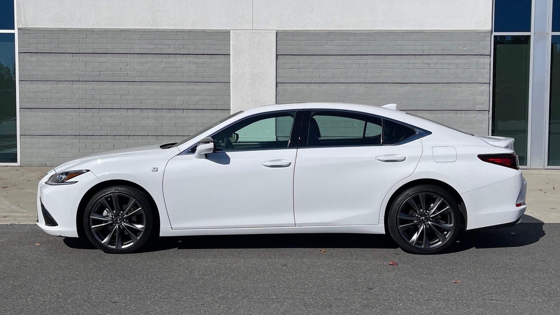 Used 2019 Lexus ES 350 F-SPORT 3.5L SEDAN / 8-SPD / NAV / SUNROOF / REARVIEW for sale Sold at Formula Imports in Charlotte NC 28227 3