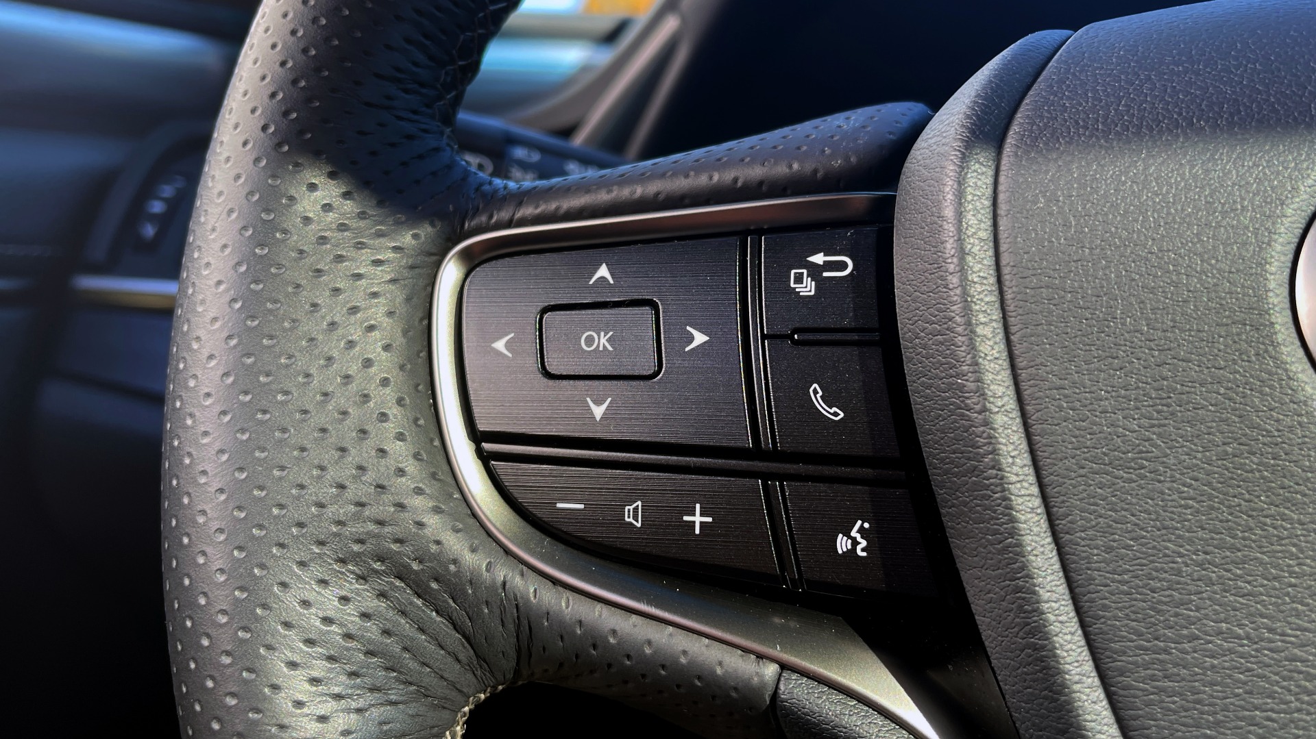 Used 2019 Lexus ES 350 F-SPORT 3.5L SEDAN / 8-SPD / NAV / SUNROOF / REARVIEW for sale Sold at Formula Imports in Charlotte NC 28227 32