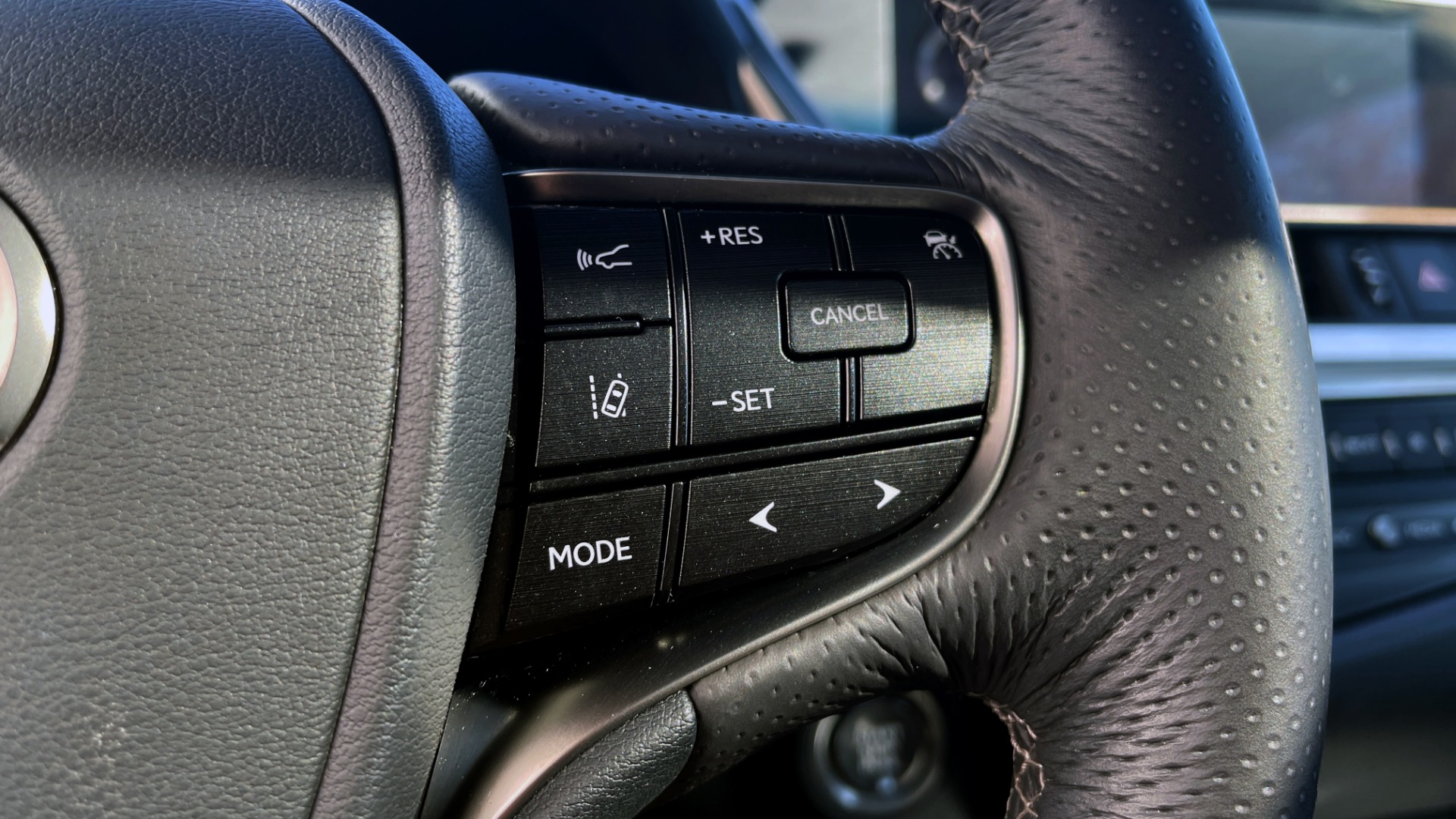 Used 2019 Lexus ES 350 F-SPORT 3.5L SEDAN / 8-SPD / NAV / SUNROOF / REARVIEW for sale Sold at Formula Imports in Charlotte NC 28227 33
