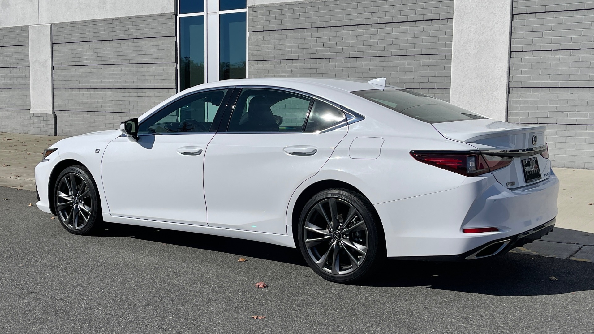 Used 2019 Lexus ES 350 F-SPORT 3.5L SEDAN / 8-SPD / NAV / SUNROOF / REARVIEW for sale Sold at Formula Imports in Charlotte NC 28227 4