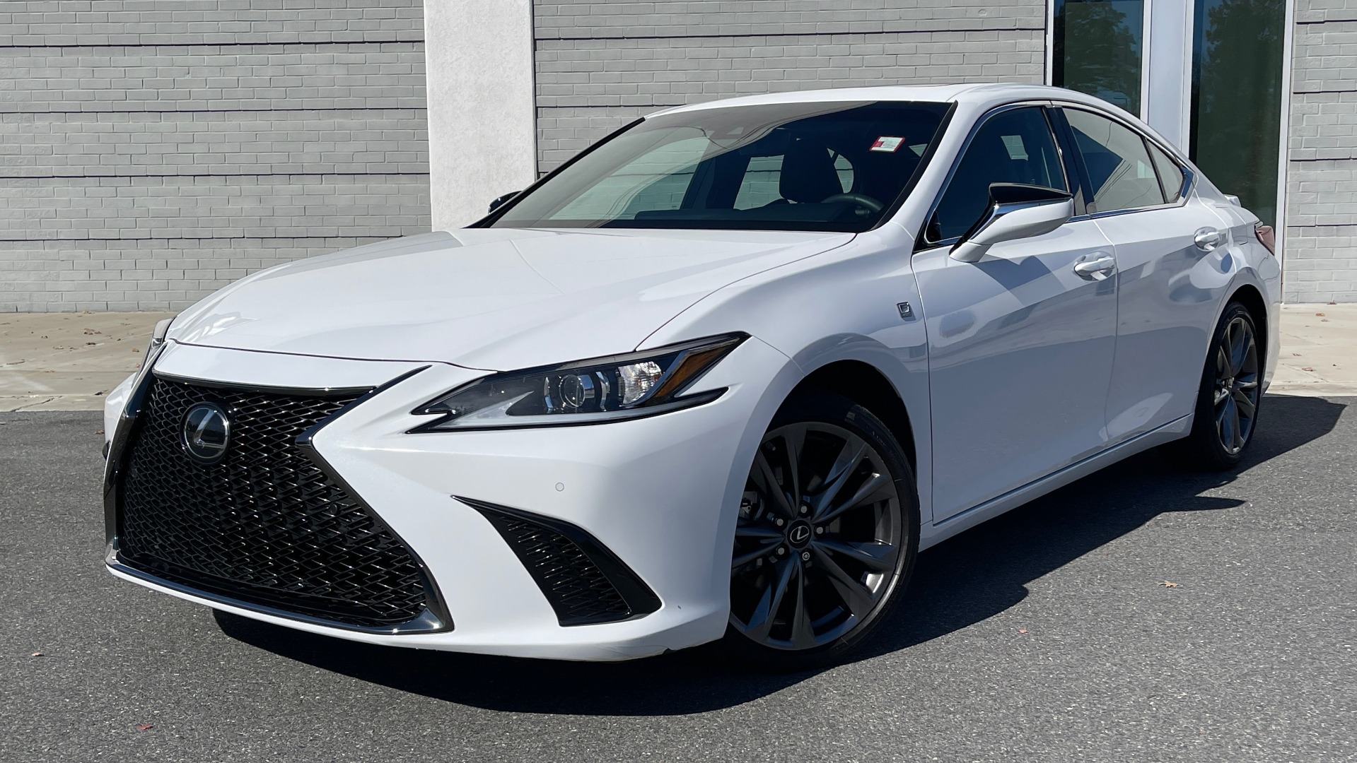 Used 2019 Lexus ES 350 F-SPORT 3.5L SEDAN / 8-SPD / NAV / SUNROOF / REARVIEW for sale Sold at Formula Imports in Charlotte NC 28227 1