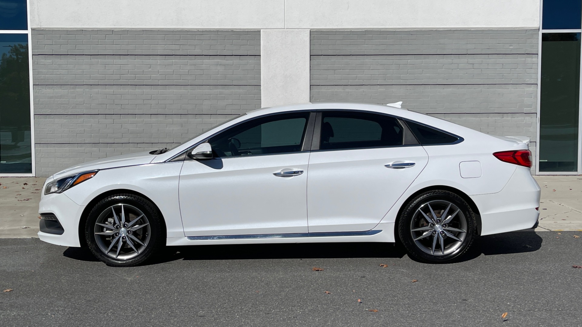 Used 2015 Hyundai SONATA 2.0T SPORT SEDAN / 6-SPD AUTO / BLIND SPOT / REARVIEW for sale Sold at Formula Imports in Charlotte NC 28227 3